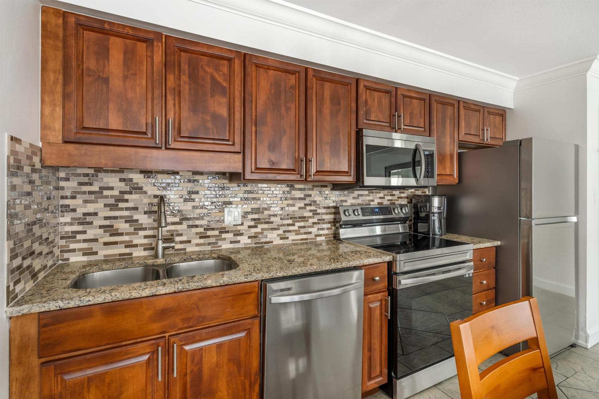 Three-Bedroom King Suite Two Twin Beds Bath Tub Mobility Accessible