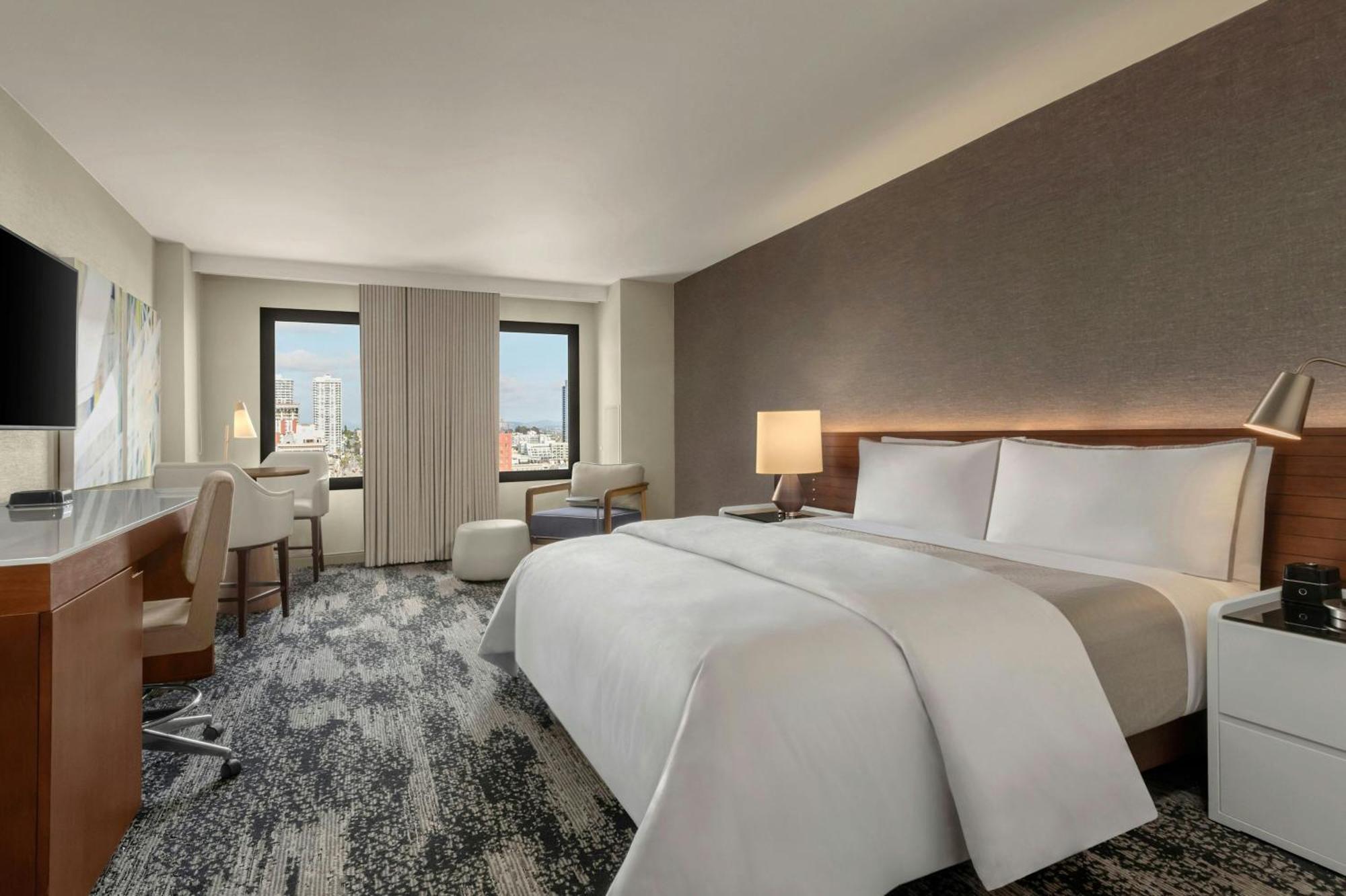 Deluxe Guest room 1 King City view
