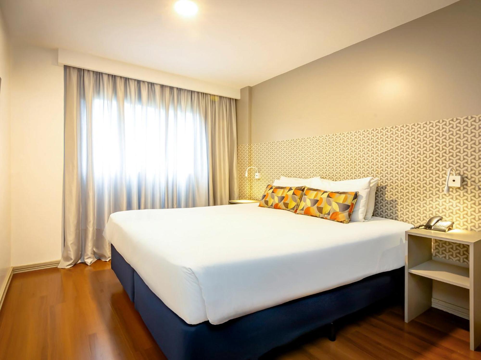 Standard Casal 1 Cama Queen e 1 Sofá Cama com sacada