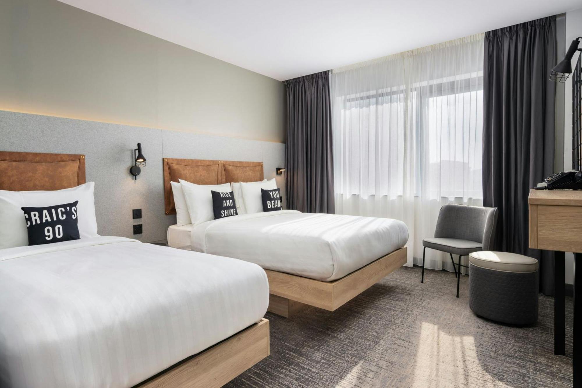 Moxy mit Queensize-Bett und Einzelbett