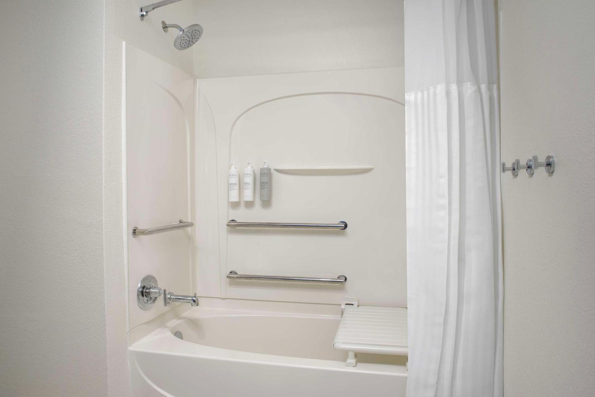 Queen Room with Accessible Tub