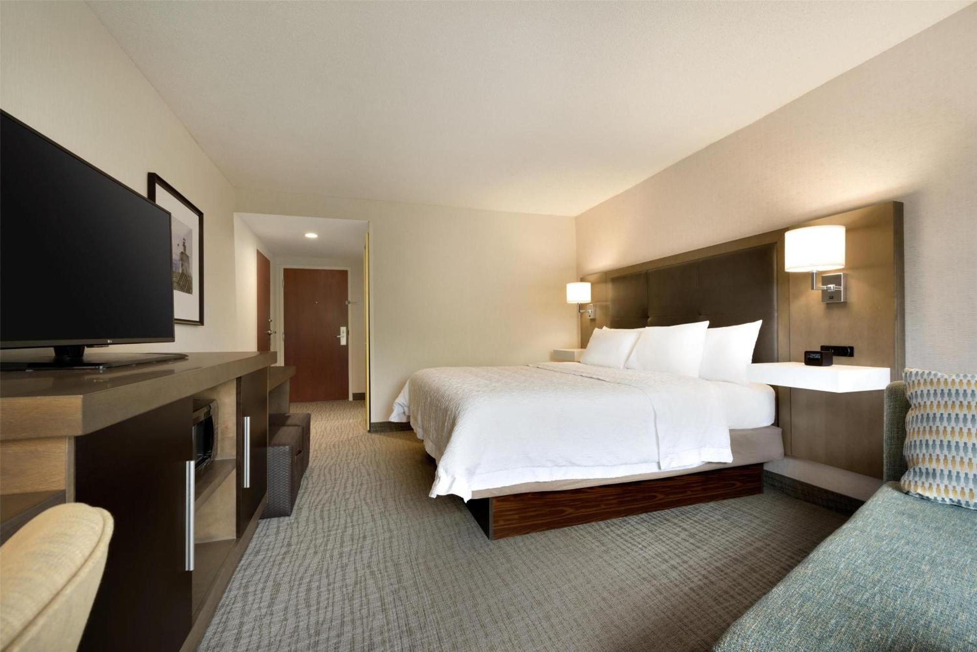King Room with King Bed - Non-Smoking