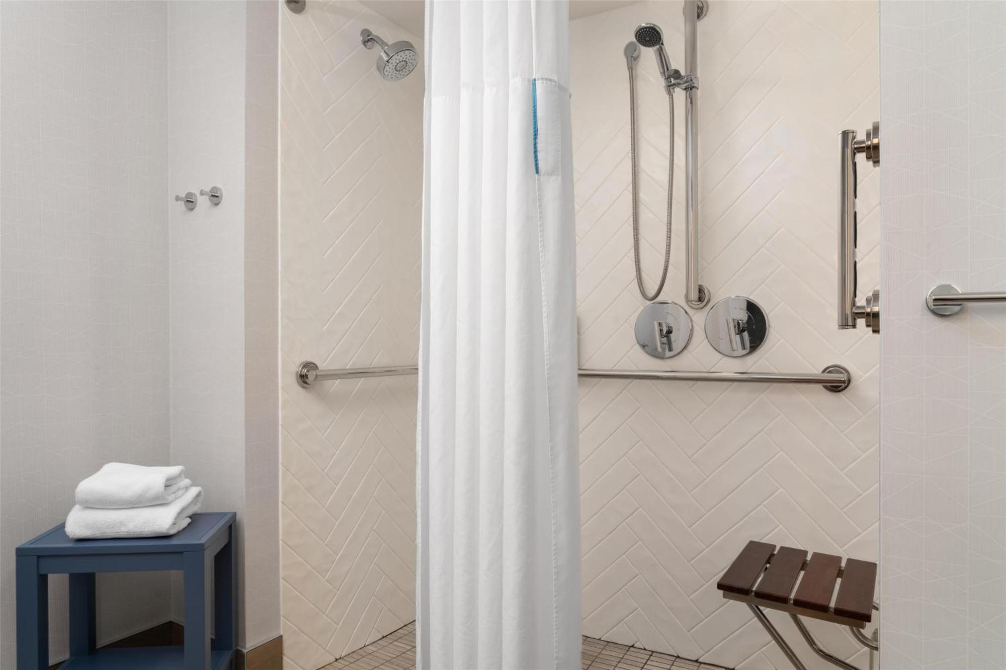 King Room Hearing Access or Non-Smoking