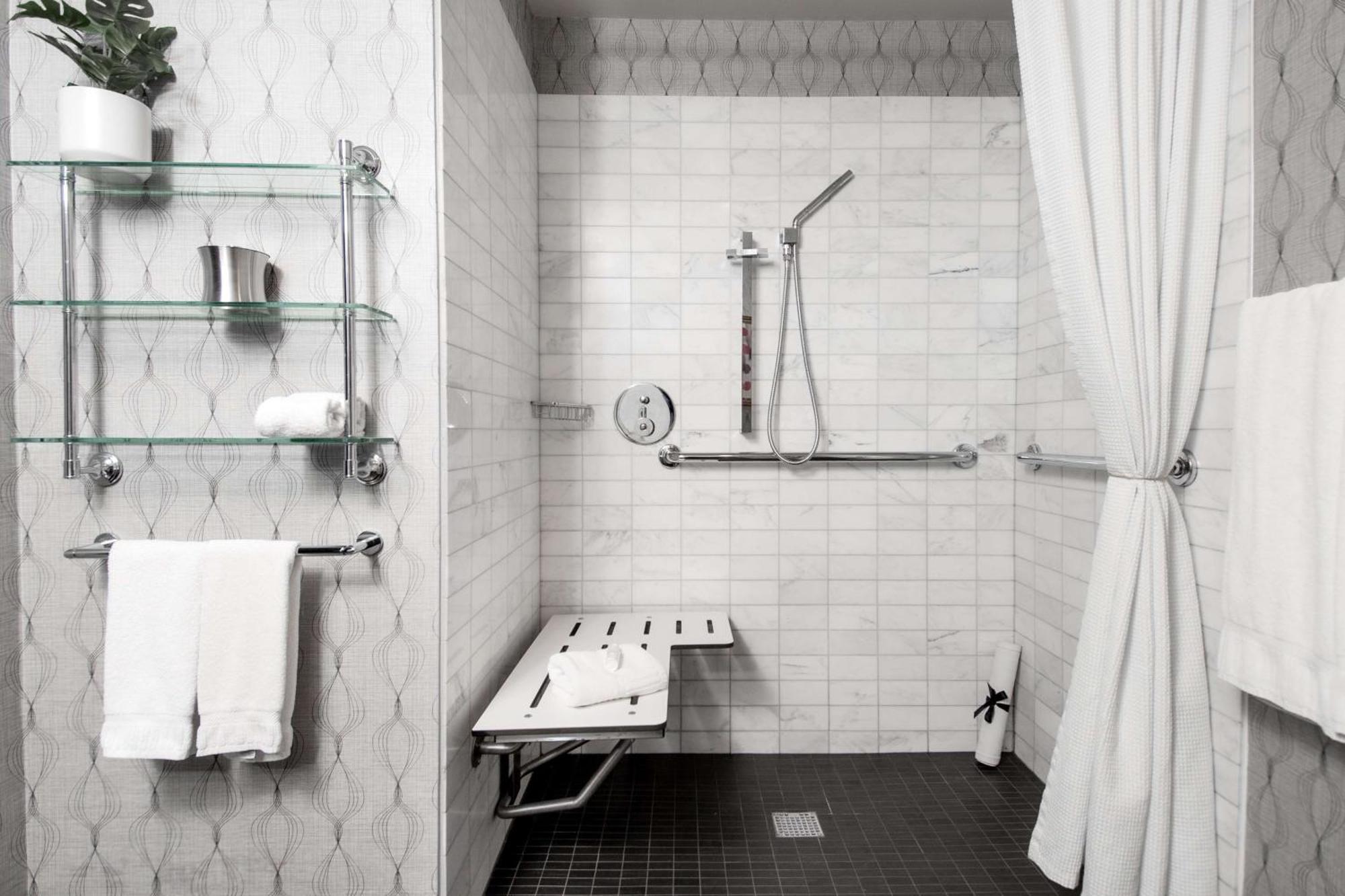 Deluxe Zimmer mit 2 Doppelbetten und rollstuhlgerechter Dusche – barrierefrei