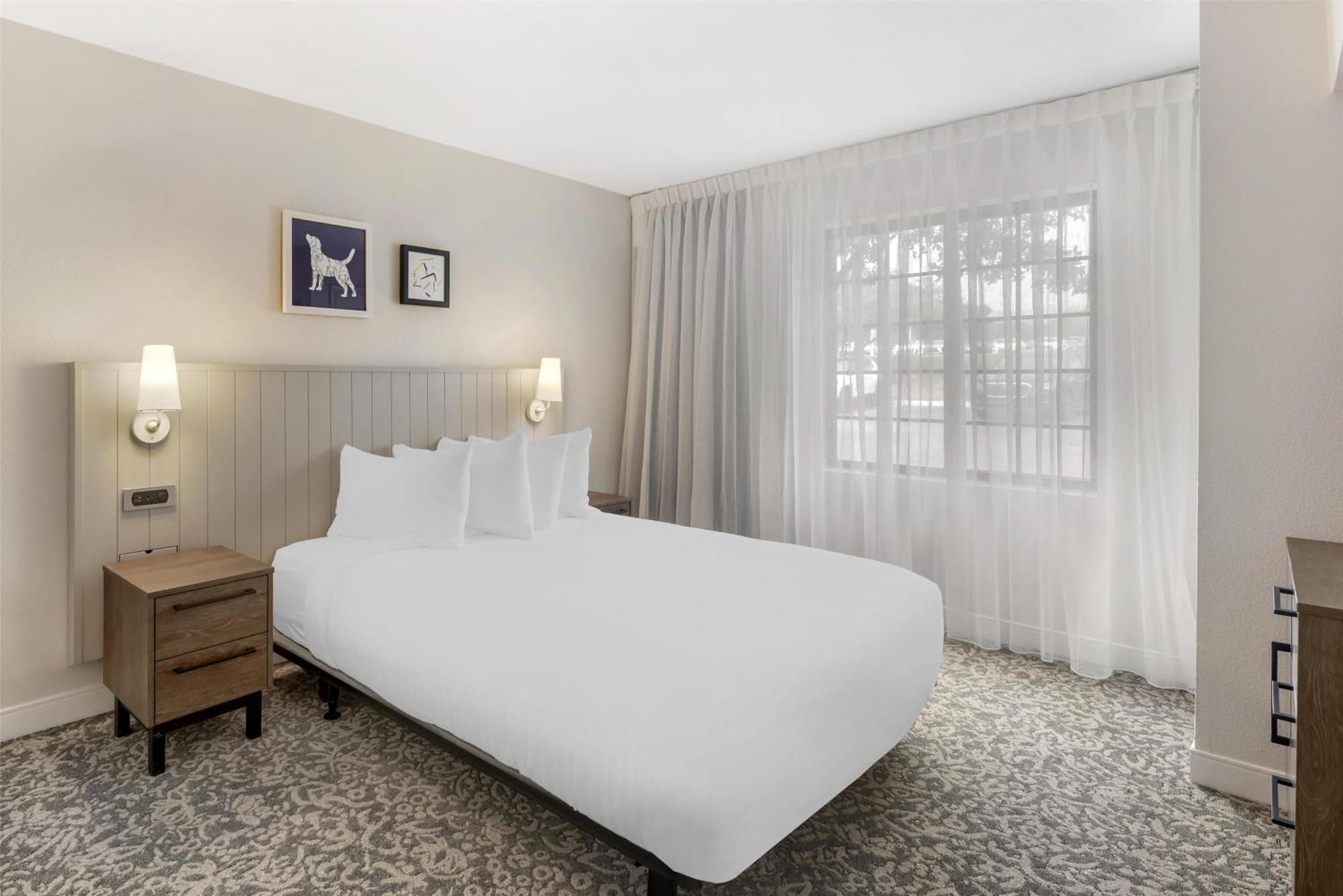 One-Bedroom Queen Suite Bathtub Mobility Accessible