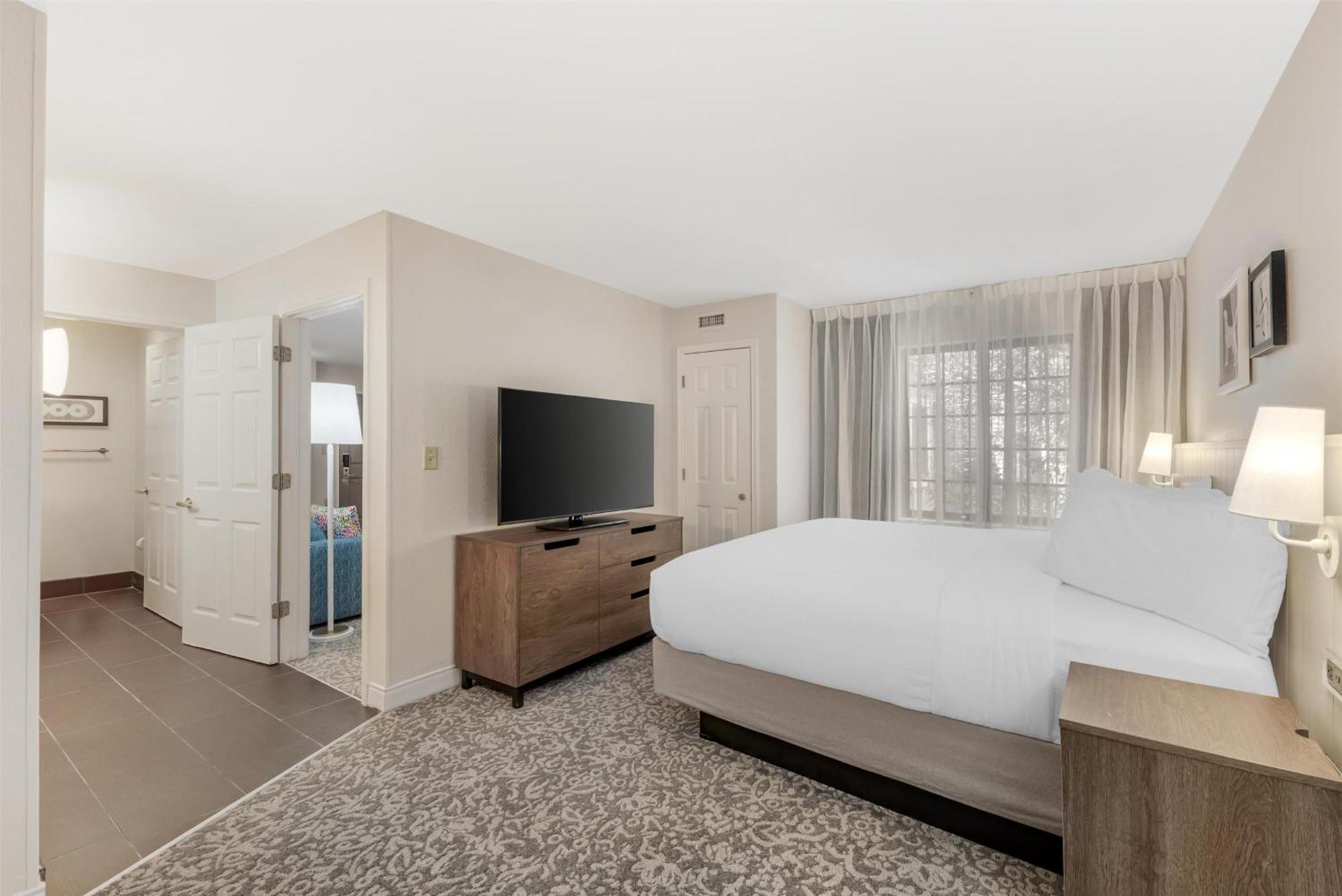 Two-Bedroom Suite King Queen Beds
