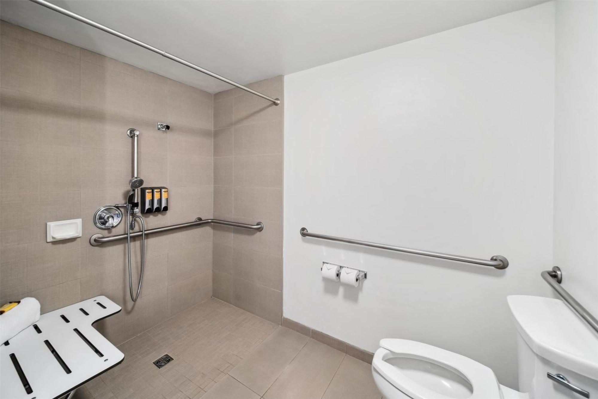 Queen Room with Roll-In Shower - Disability Access/Pet Friendly/Non-Smoking
