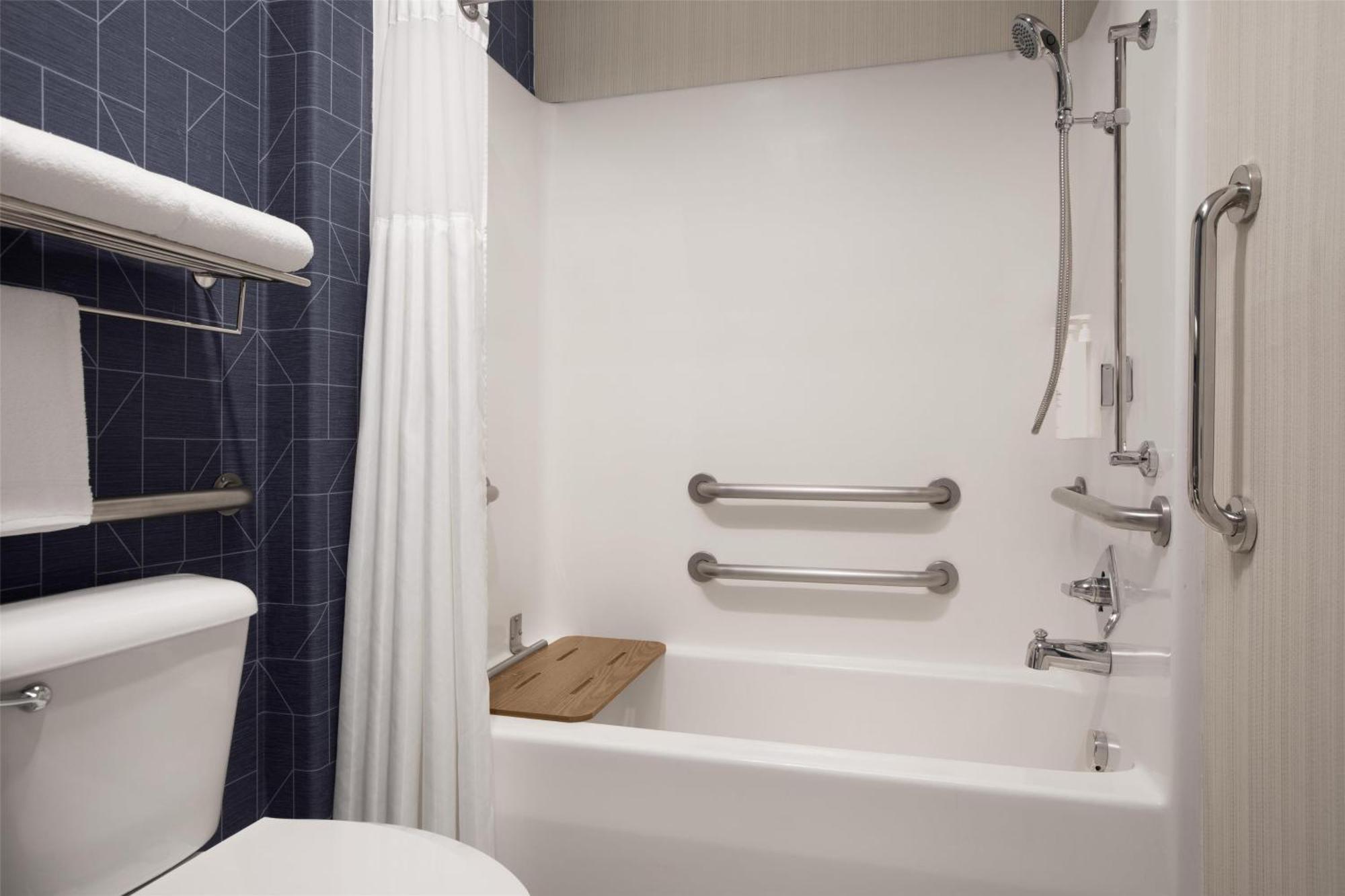 Queen Room Bath Tub Disability Access