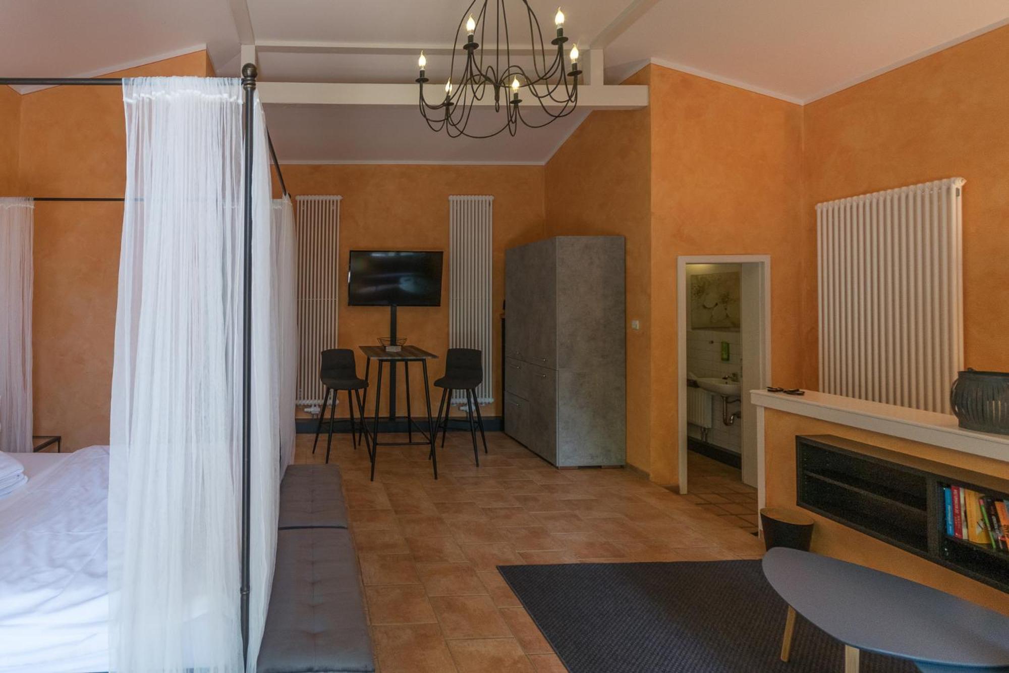One-Bedroom Apartment Annex
