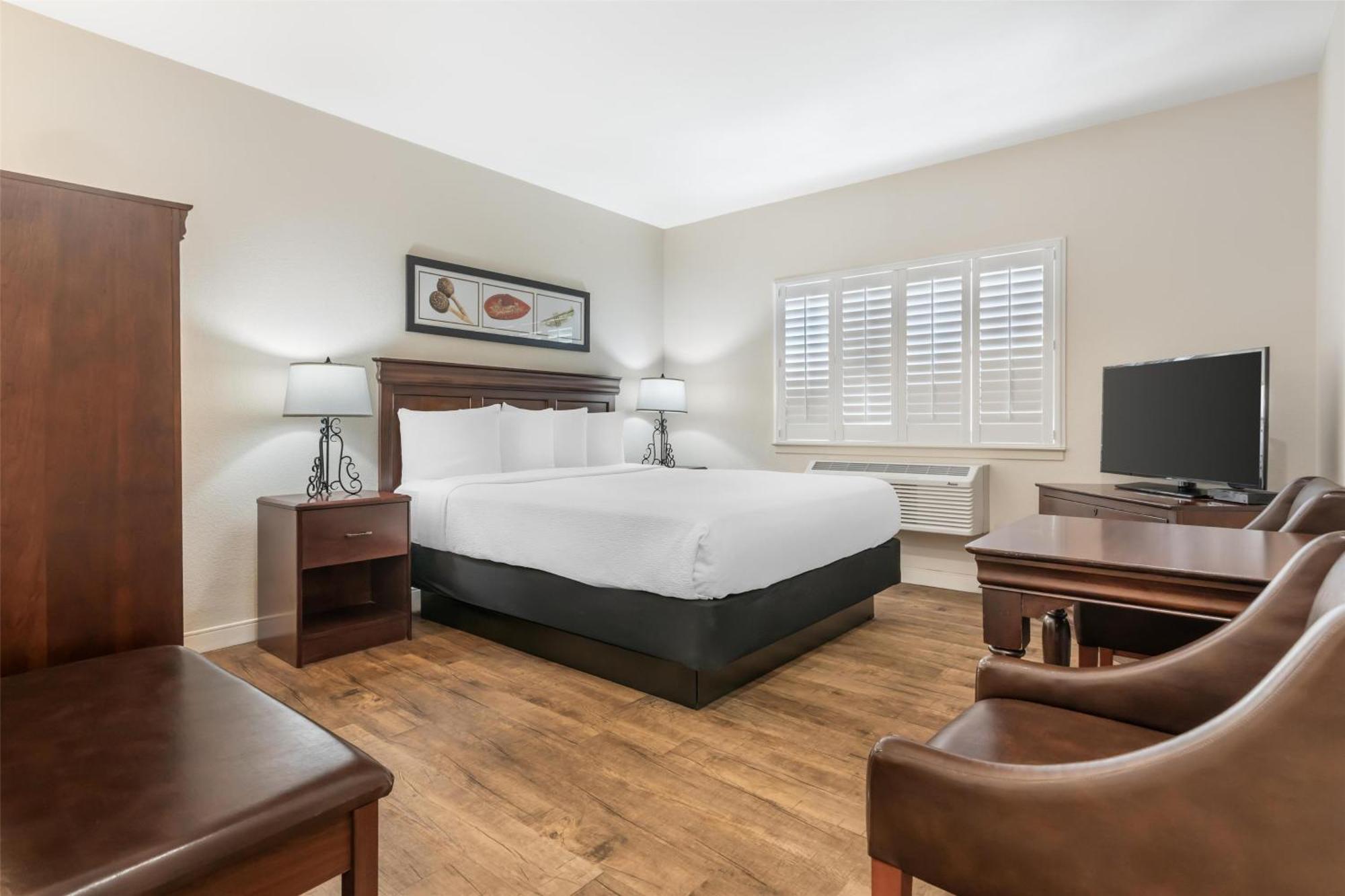 Two-Bedroom Suite One King One Queen Bed Non-Smoking