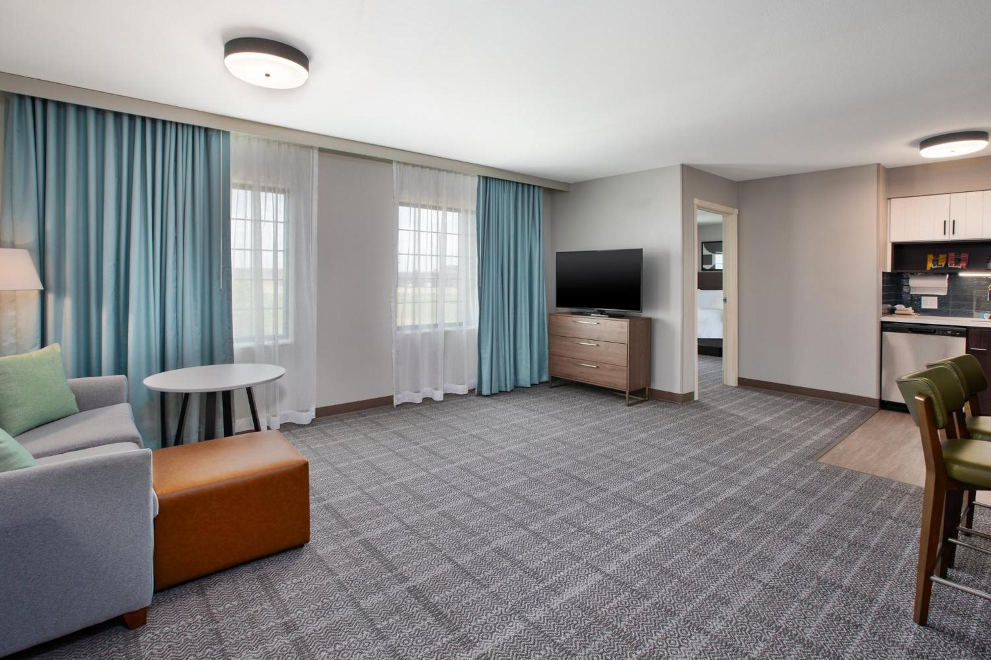One-Bedroom Queen Suite