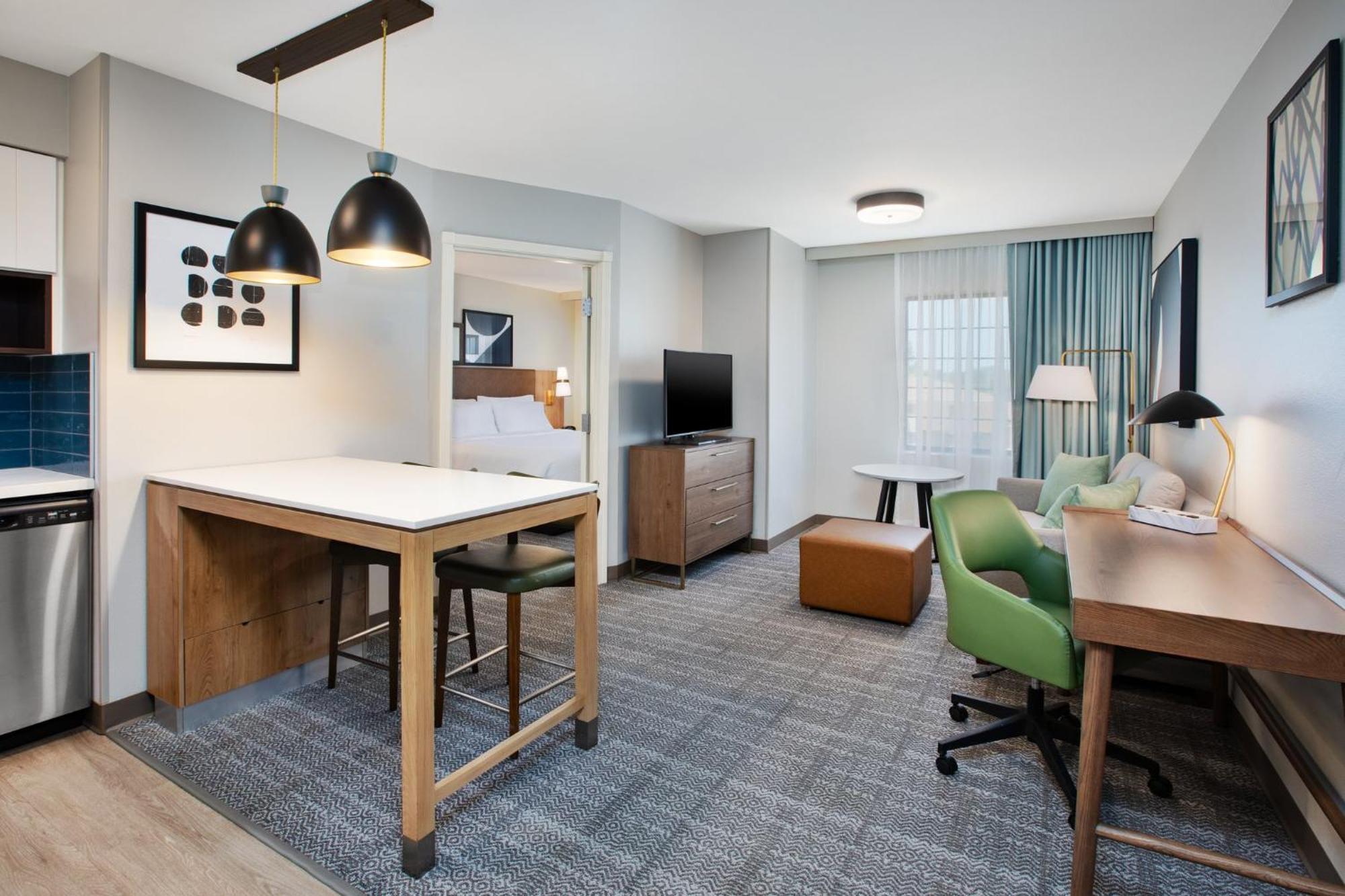 One-Bedroom Queen Suite