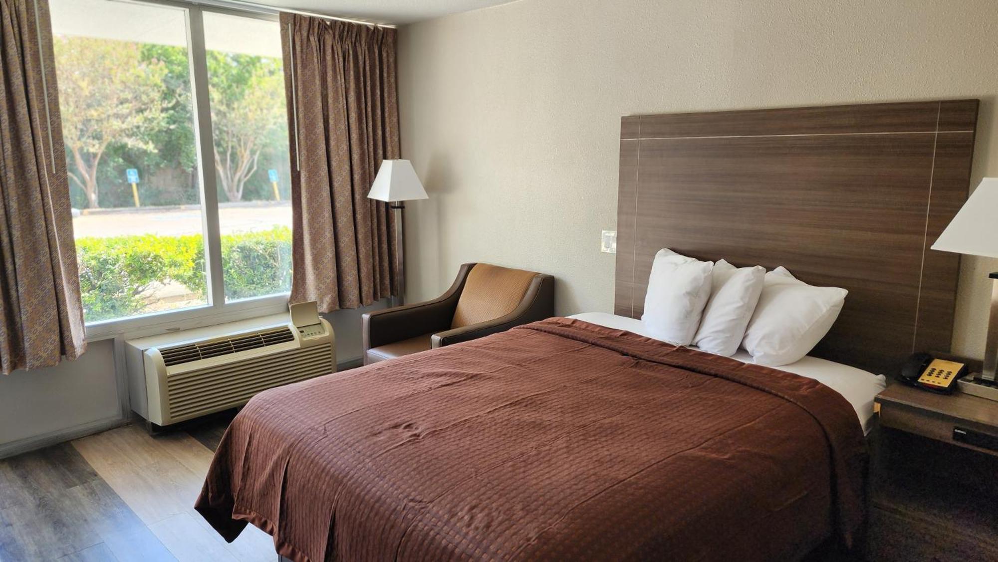 Queen Room Bath Tub Mobility Accessible or Non-Smoking