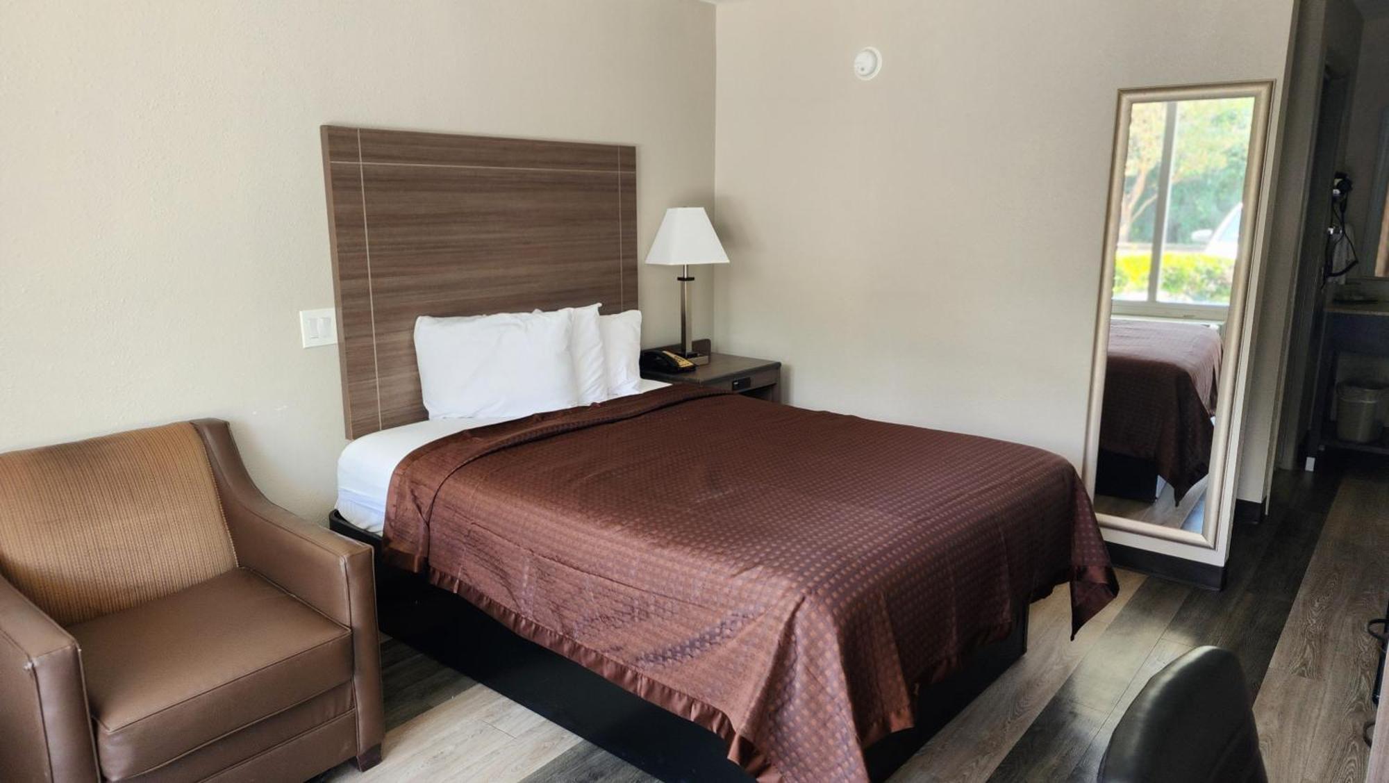 Queen Room Bath Tub Mobility Accessible or Non-Smoking