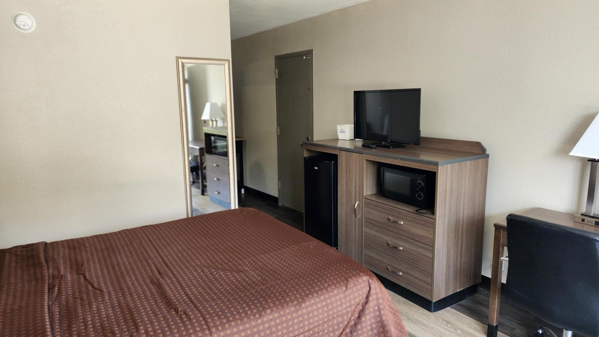 Queen Room Bath Tub Mobility Accessible or Non-Smoking
