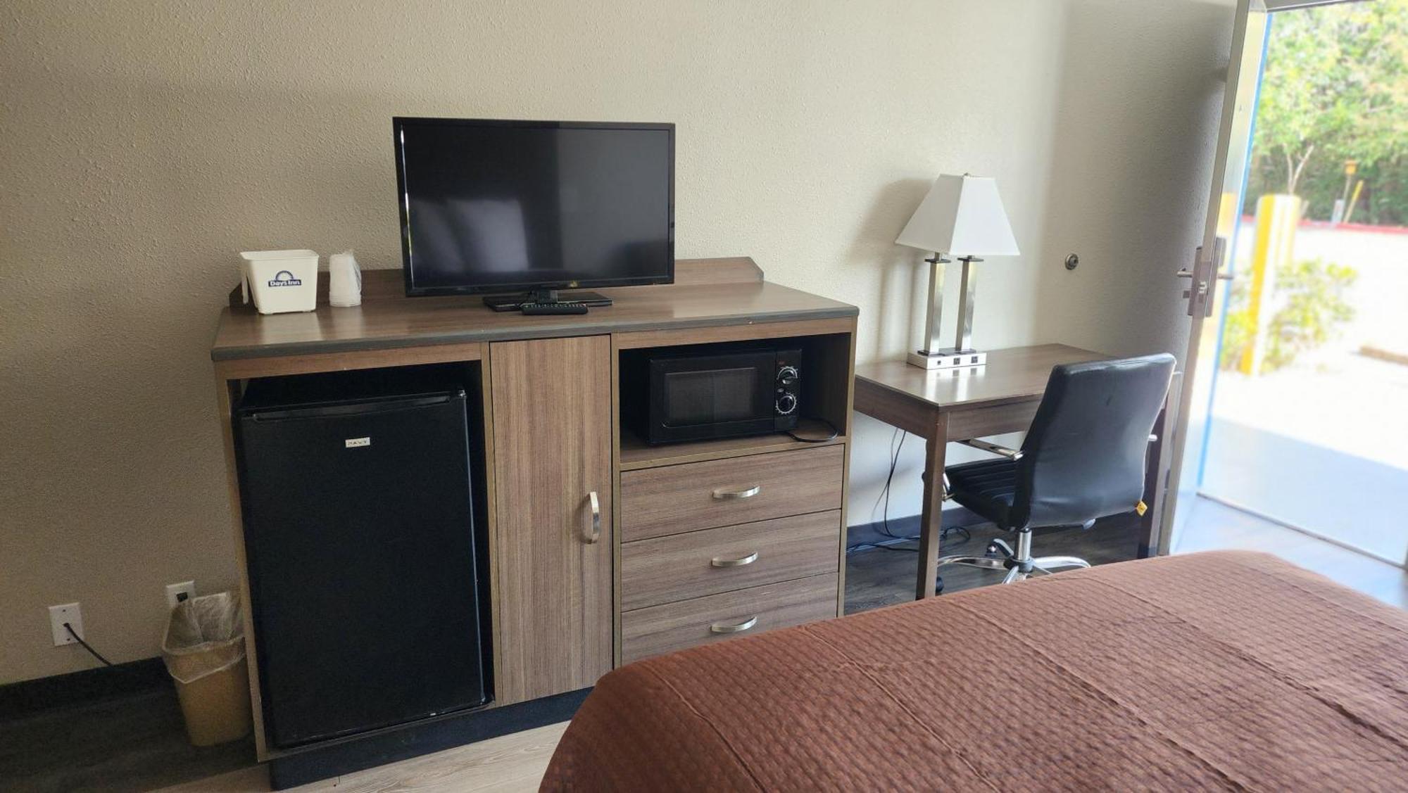Queen Room Bath Tub Mobility Accessible or Non-Smoking