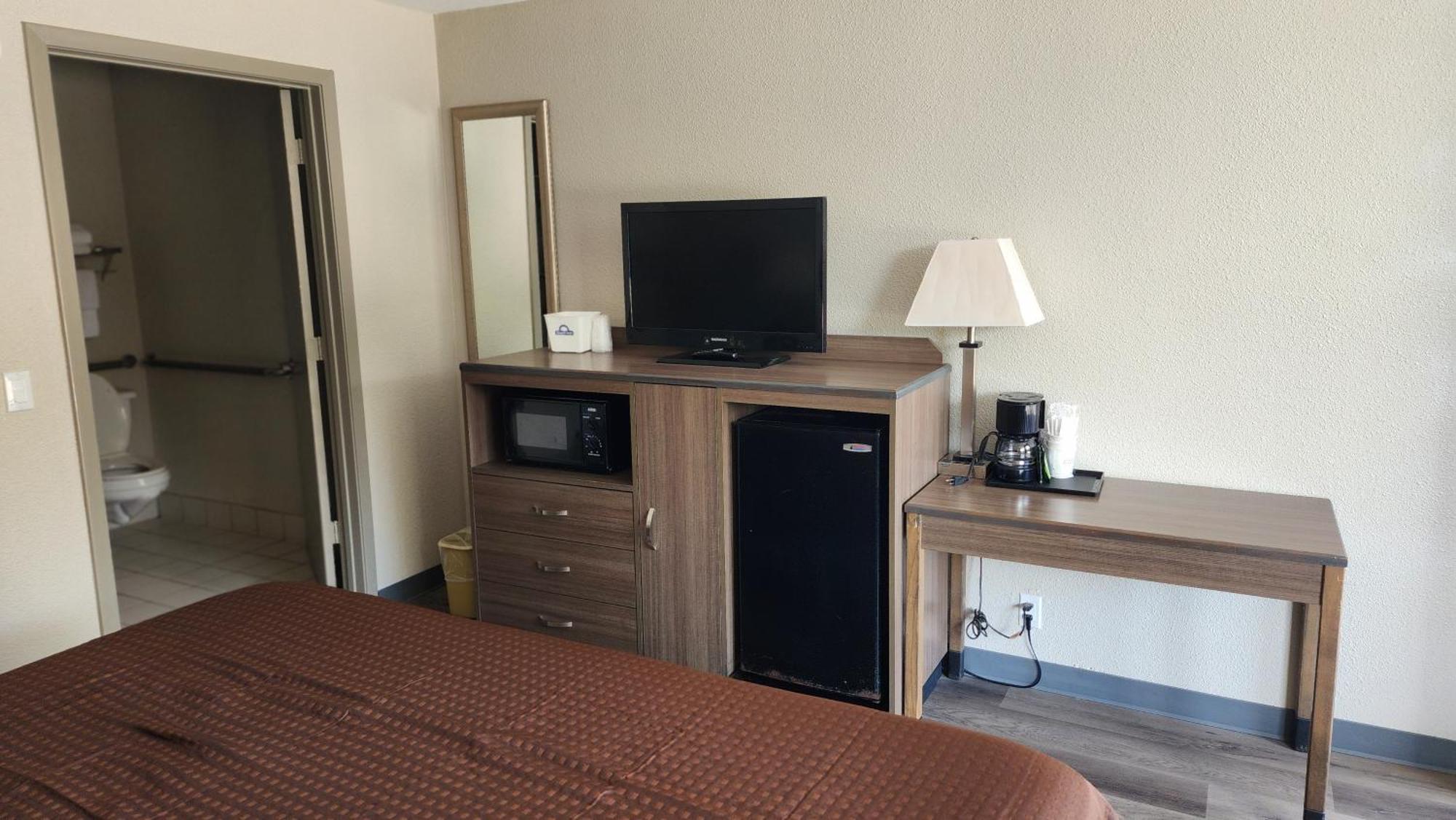 King Room with Roll-in Shower - Mobility Access/Non-Smoking