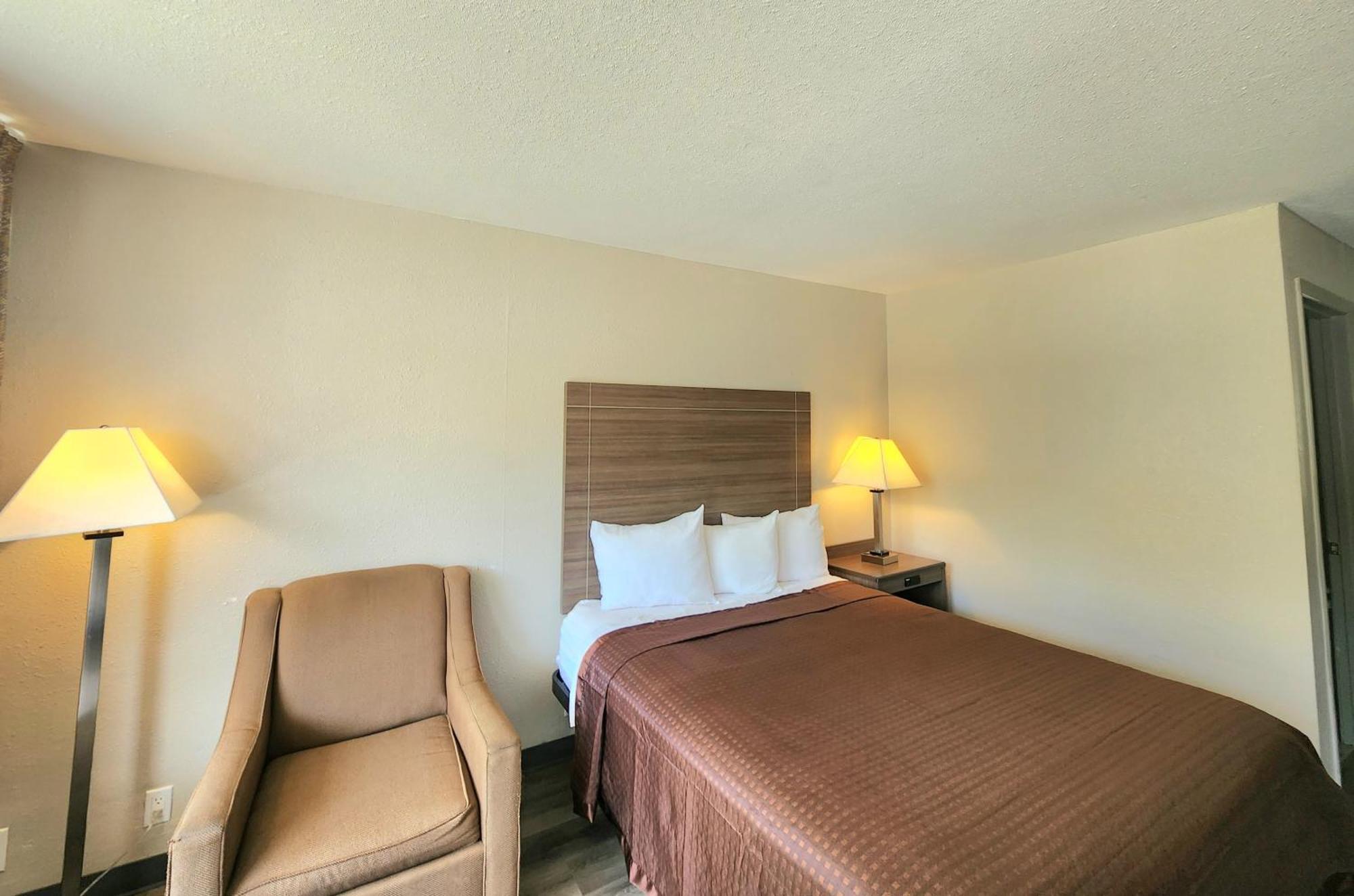 Deluxe Queen Room - Non-Smoking
