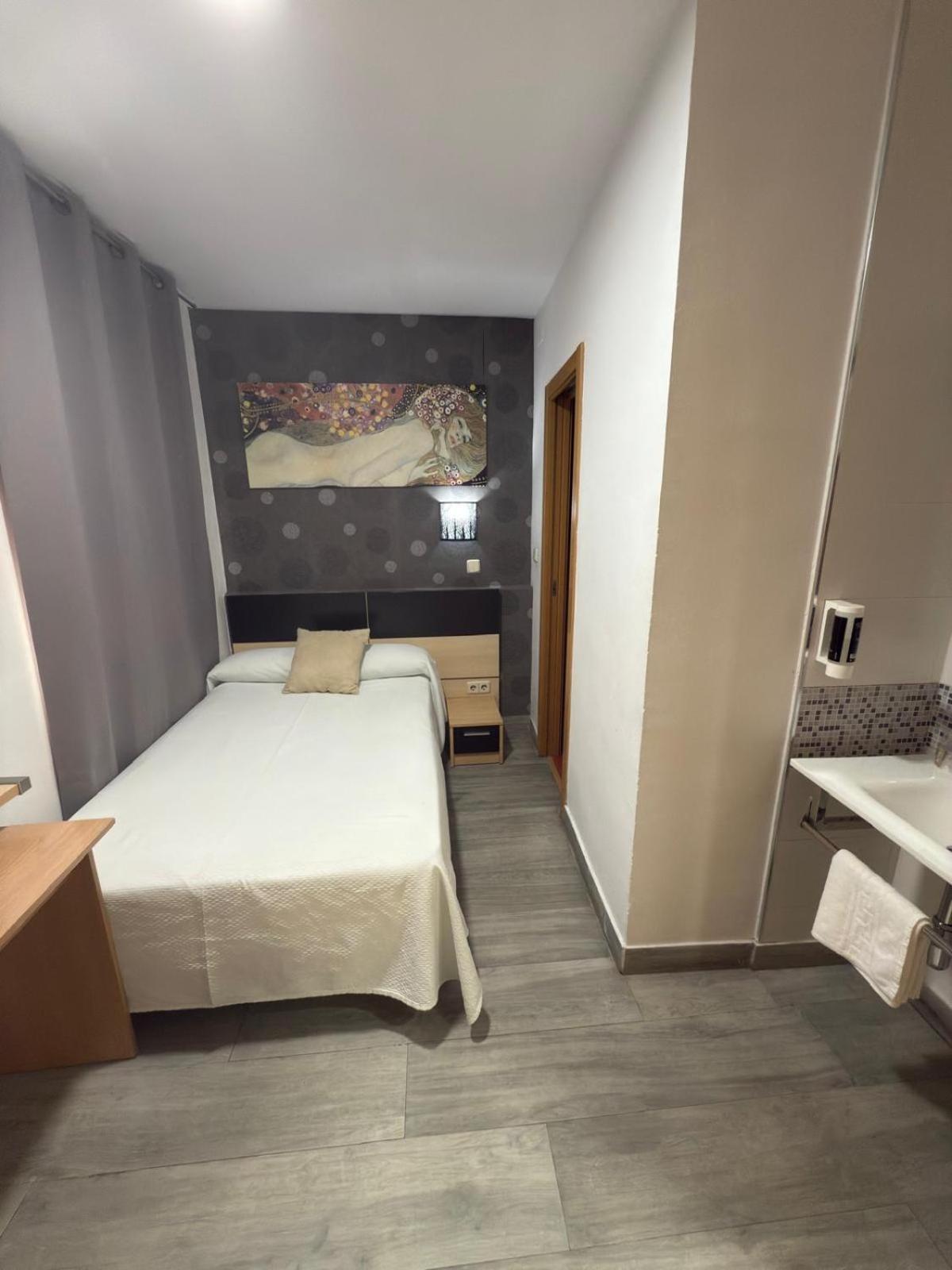 Superior Single Room Private Bathroom