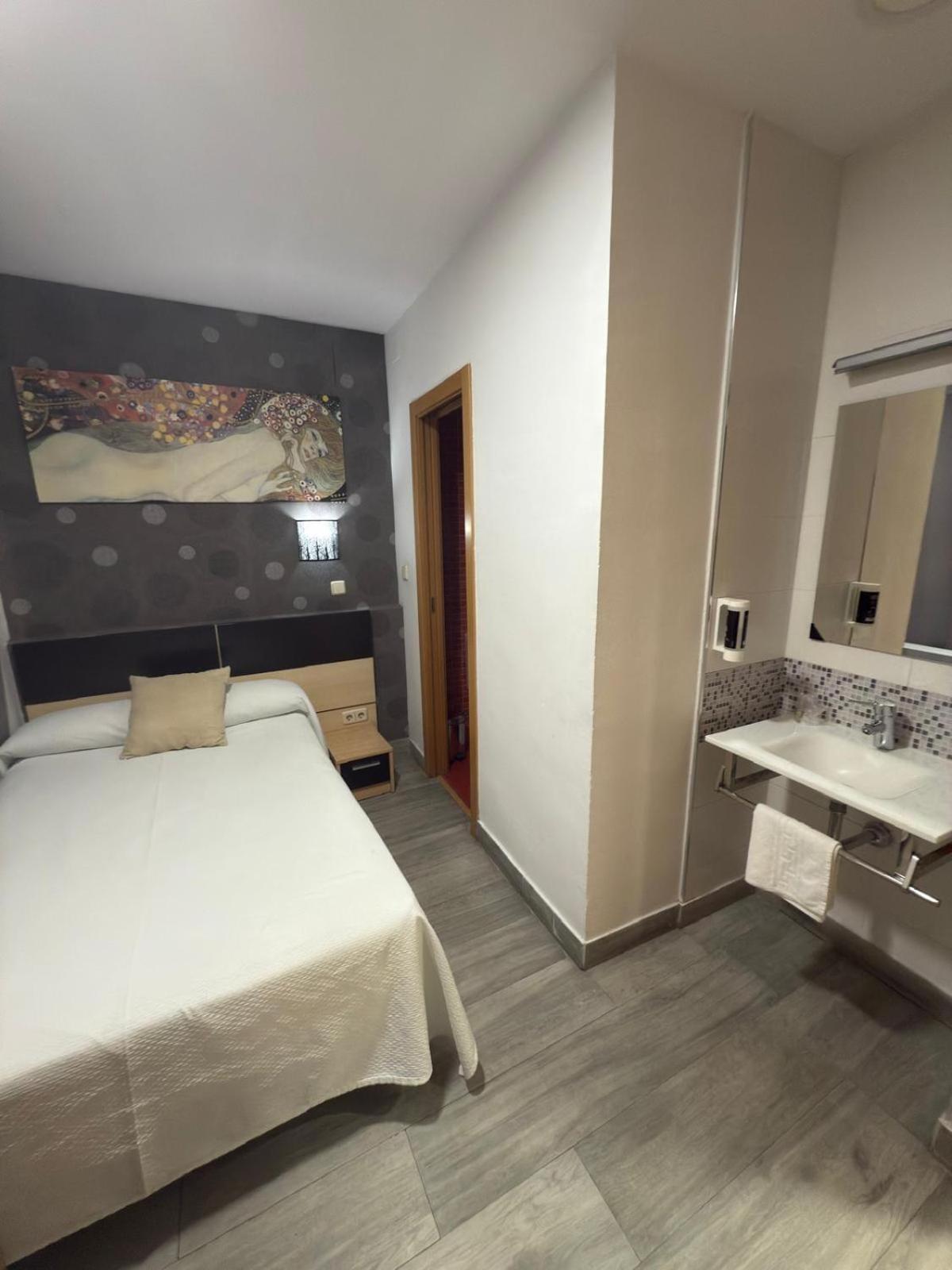 Superior Single Room Private Bathroom