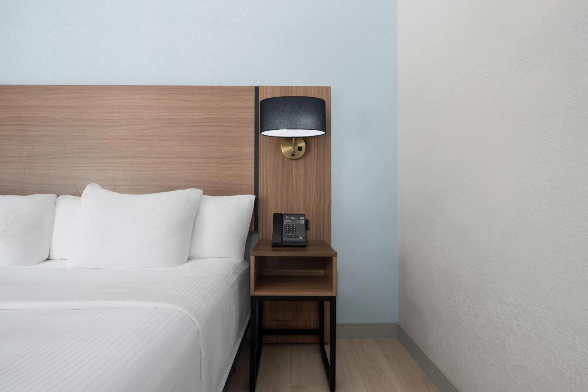 Deluxe King Room with One King Bed - Mobility Accessible/Non-Smoking,1697953899:JPEG