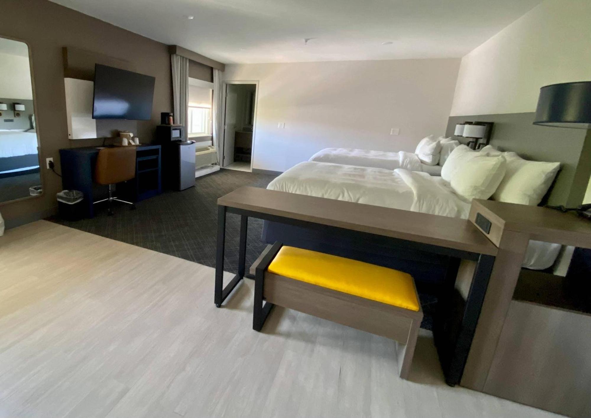 Queen Suite Two Queen Beds Non-Smoking