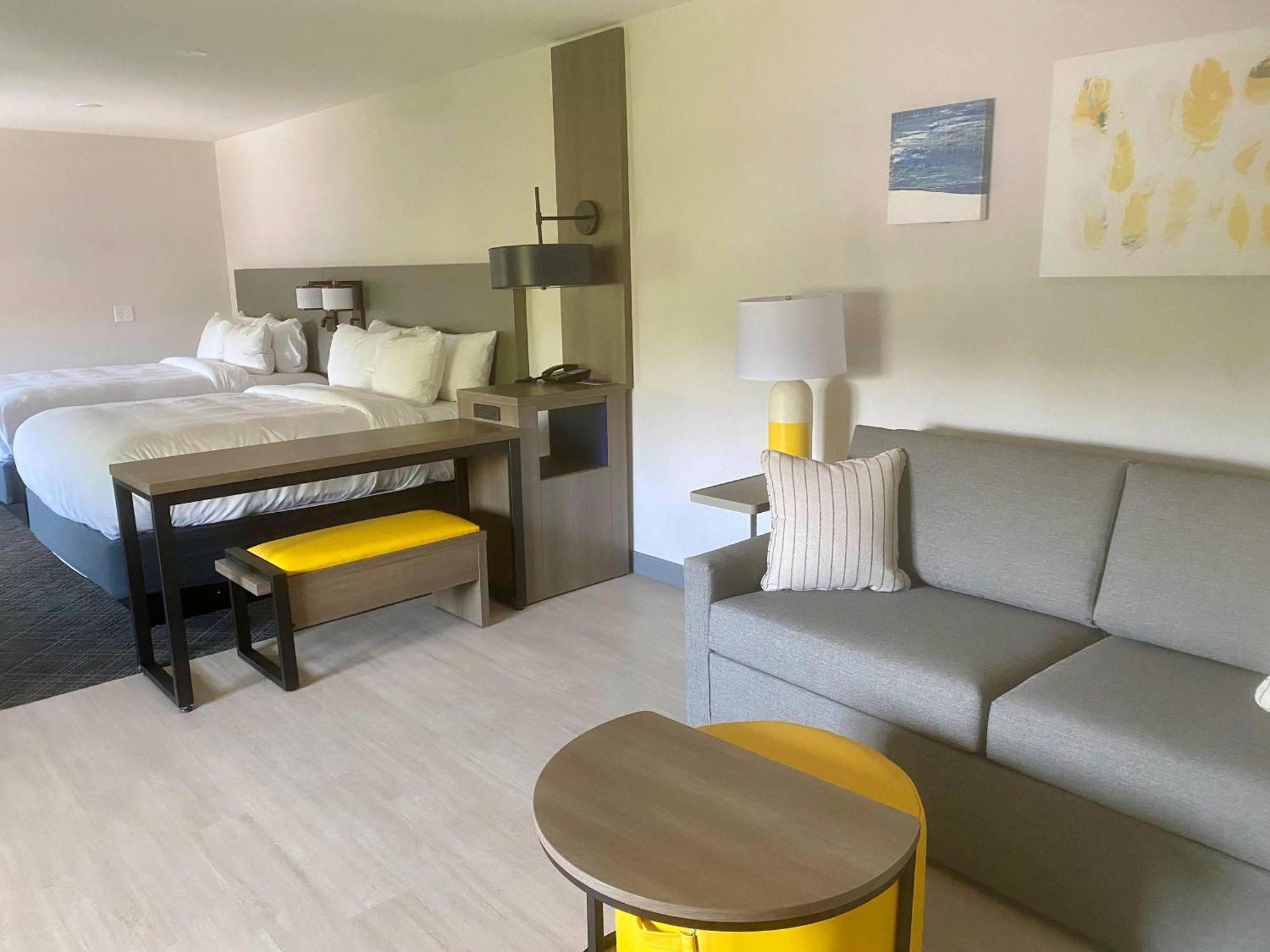 Queen Suite Two Queen Beds Non-Smoking