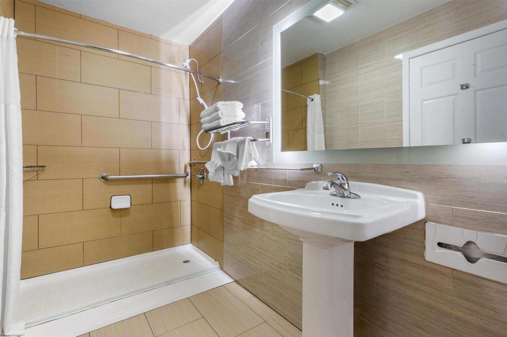 King Room with Roll-in Shower - Mobility Accessible/Non-Smoking,1698035187:JPEG