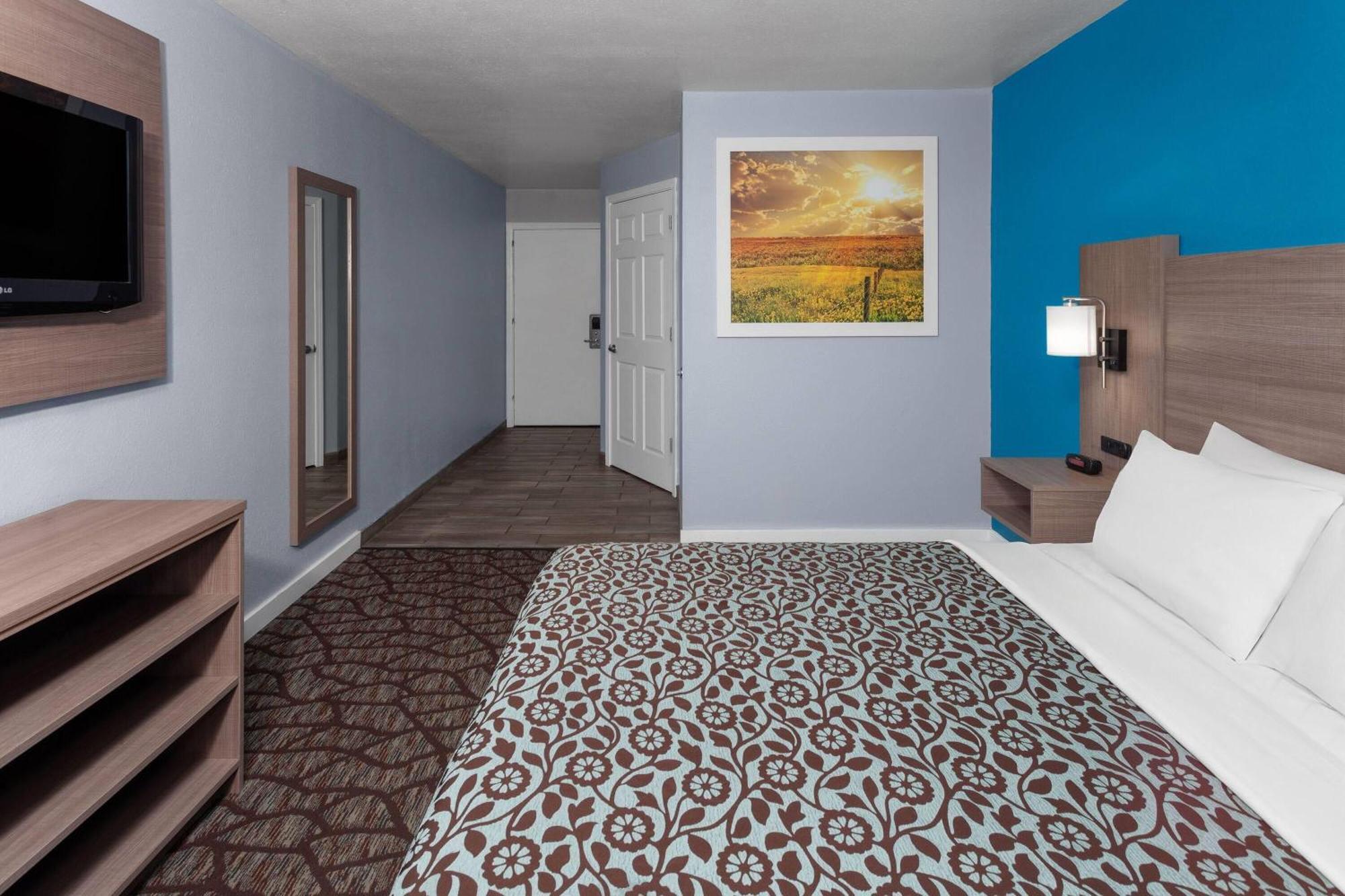 Queen Room Bath Tub Mobility Accessible or Non-Smoking