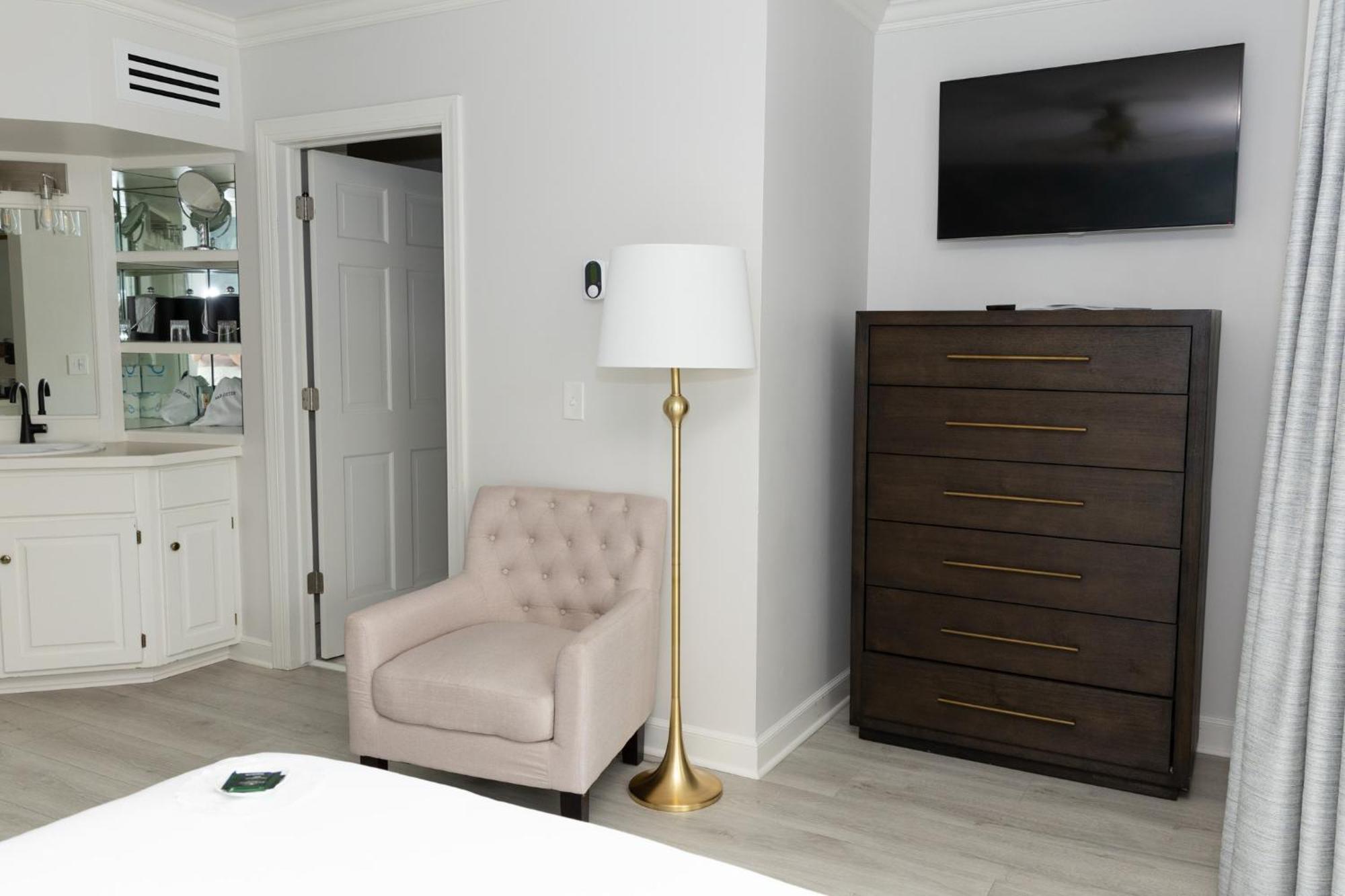 Deluxe Non Lakeview Queen Room Balcony