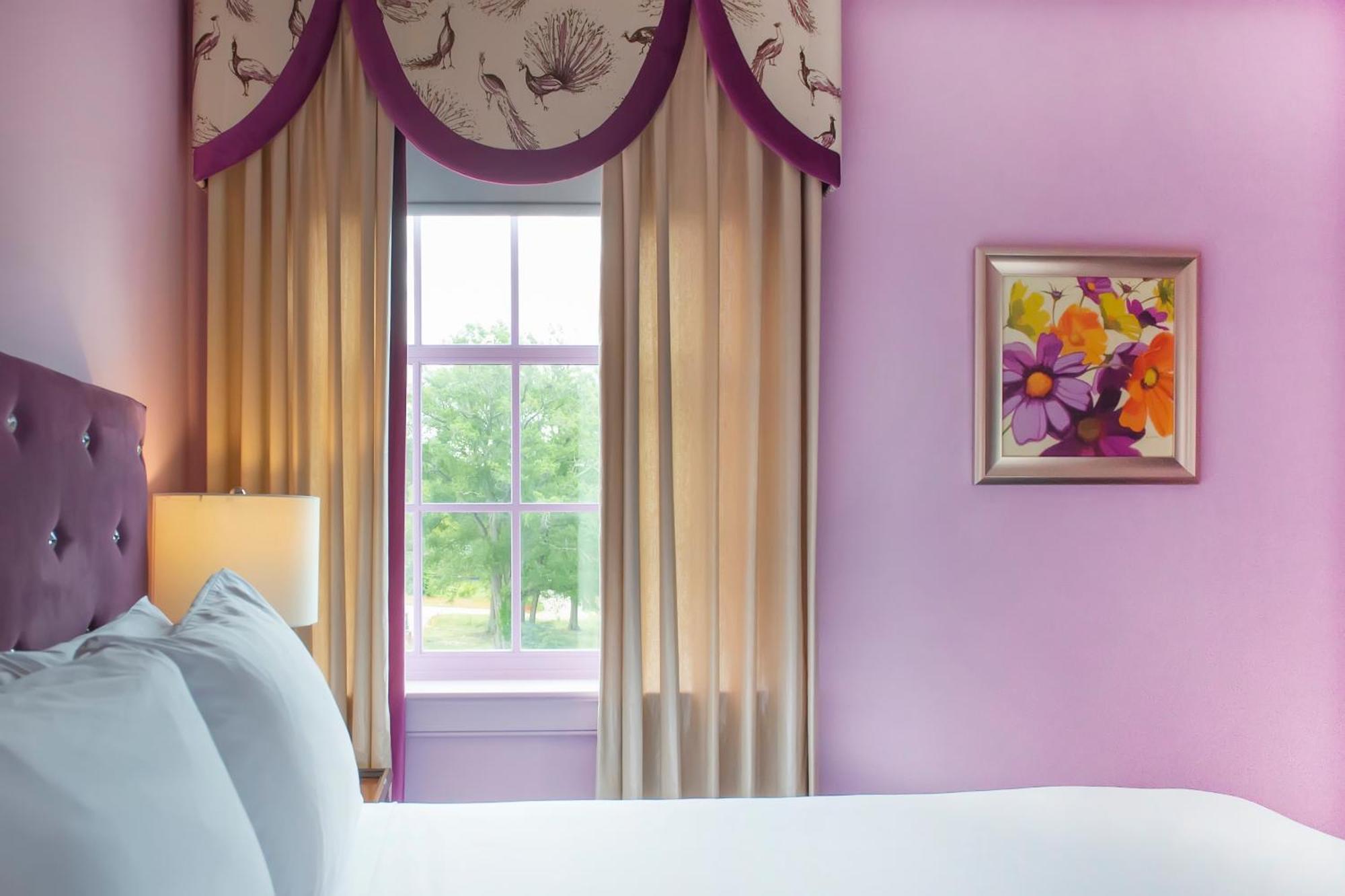 Deluxe Queen Suite