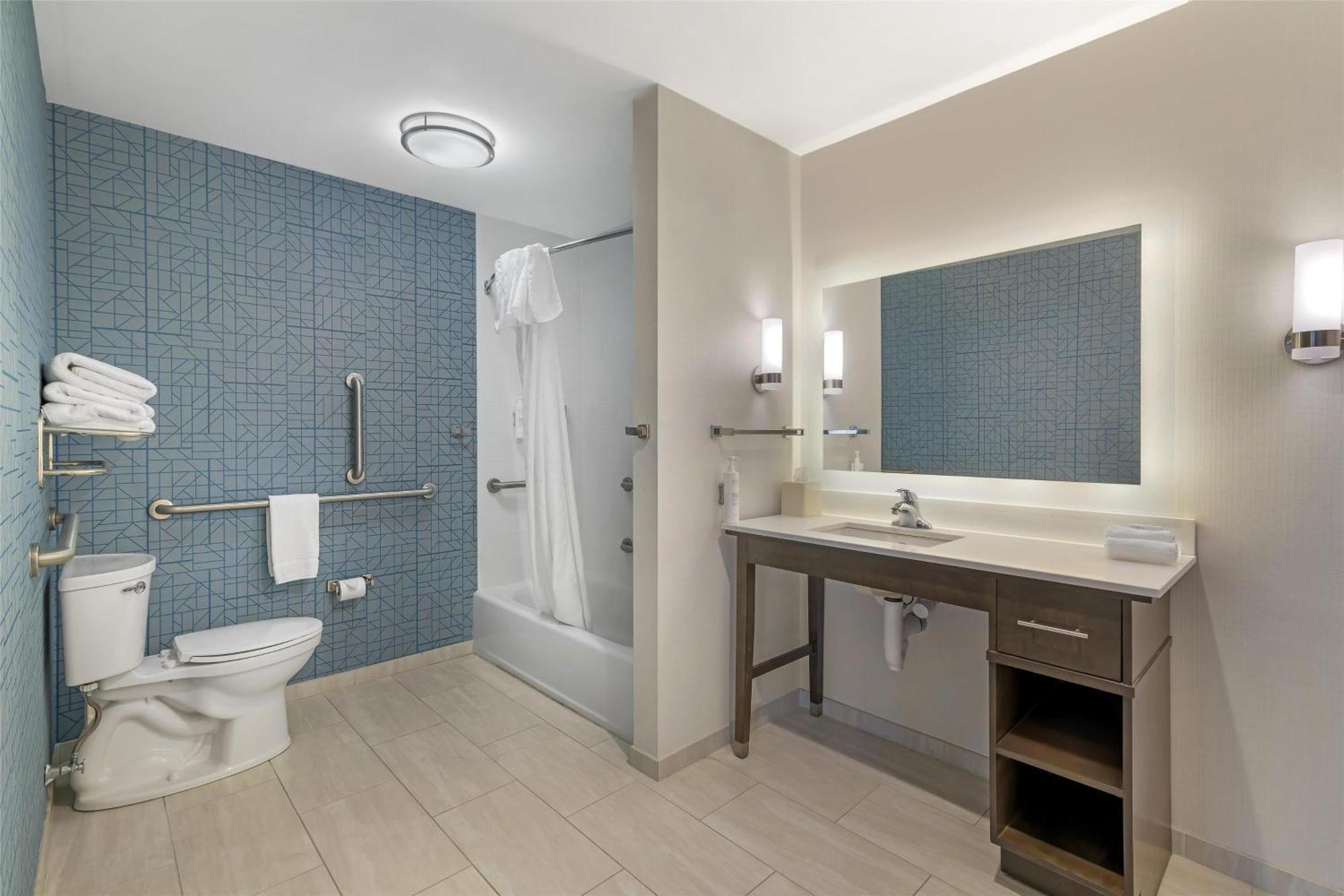 Queen Suite Two Queen Beds Bath Tub Mobility Access