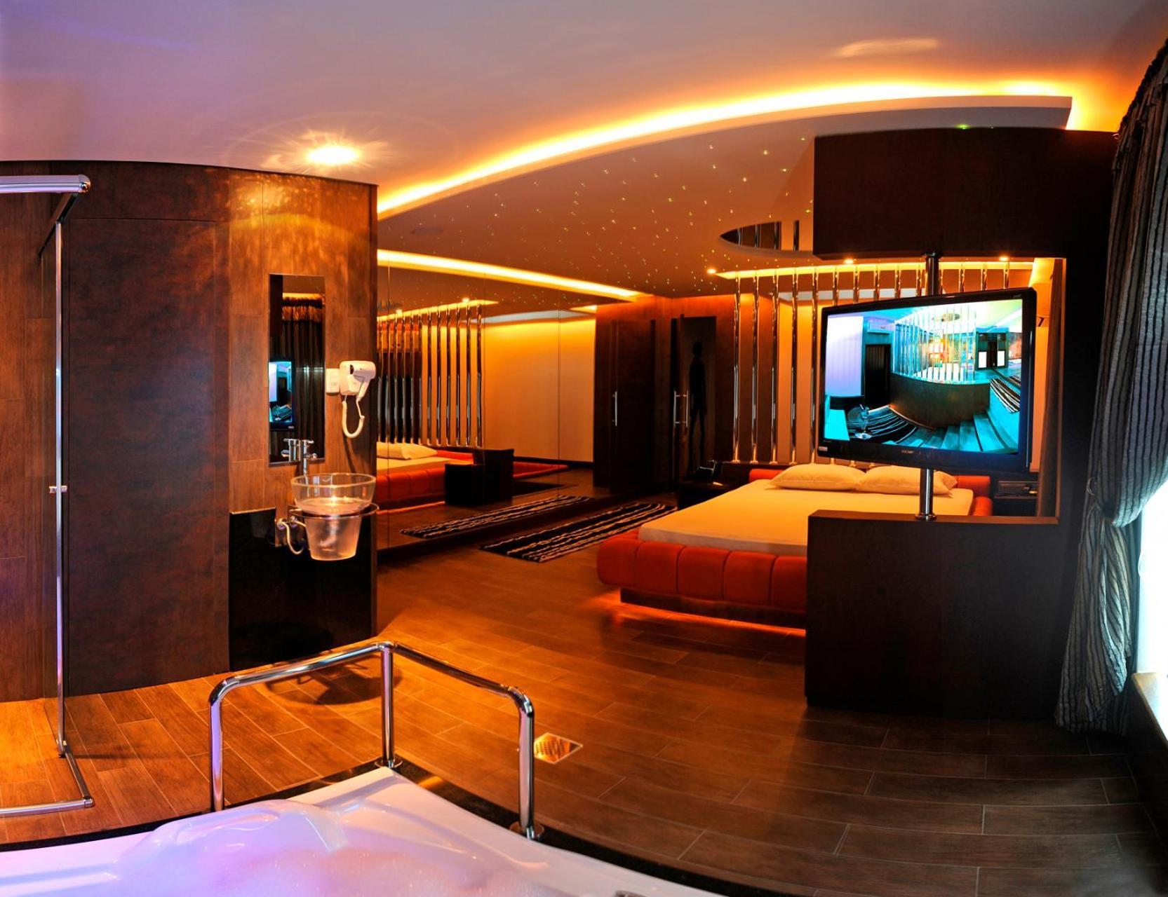 Deluxe Suite Spa Bath