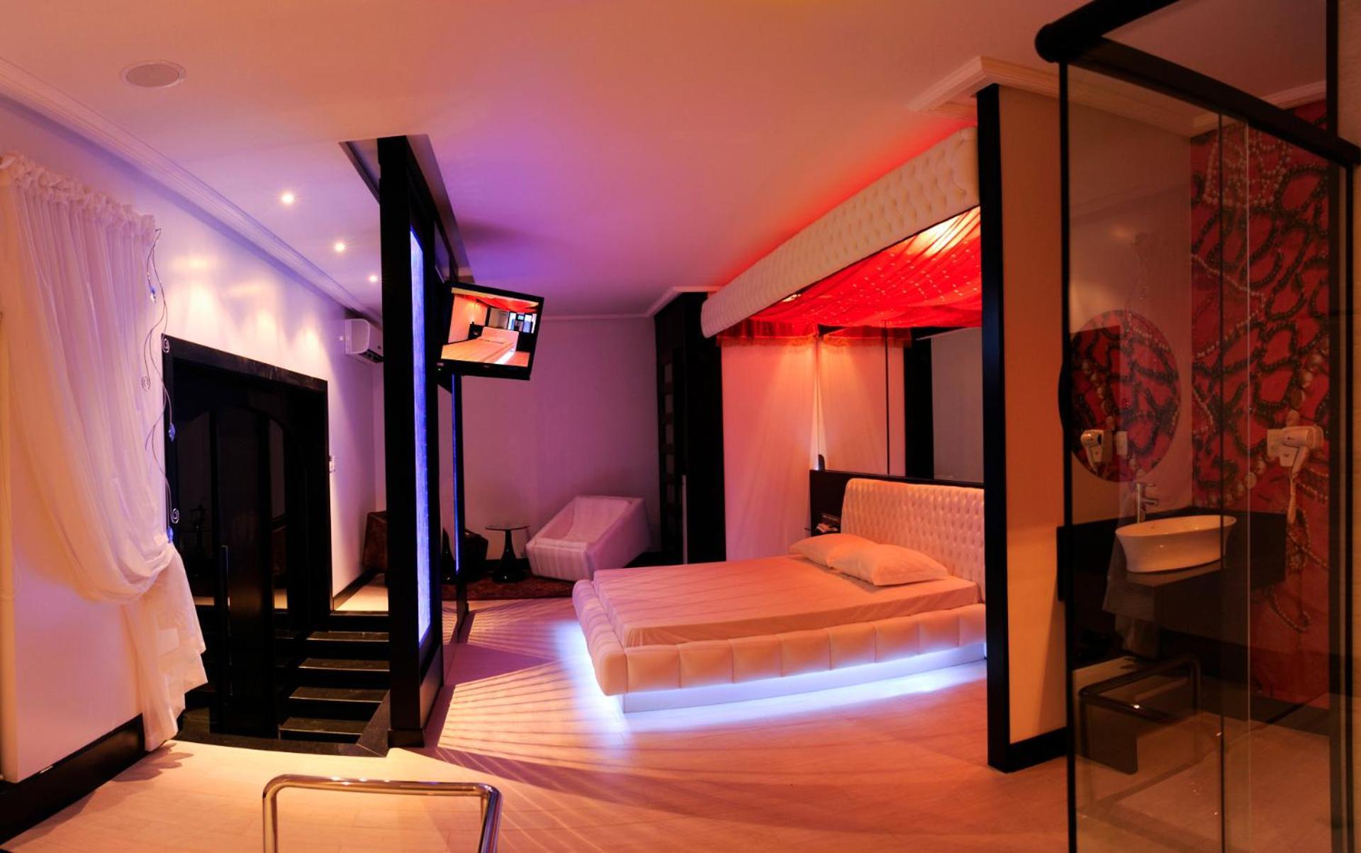 Deluxe Suite Spa Bath