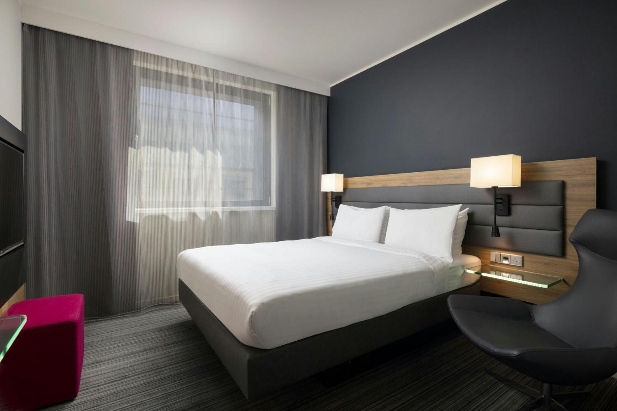 Moxy Queen Room