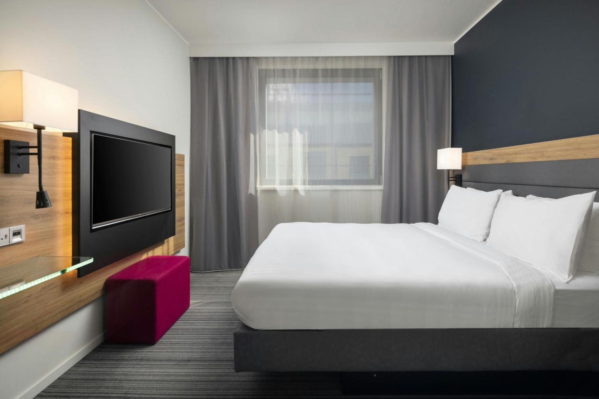 Moxy Queen Room