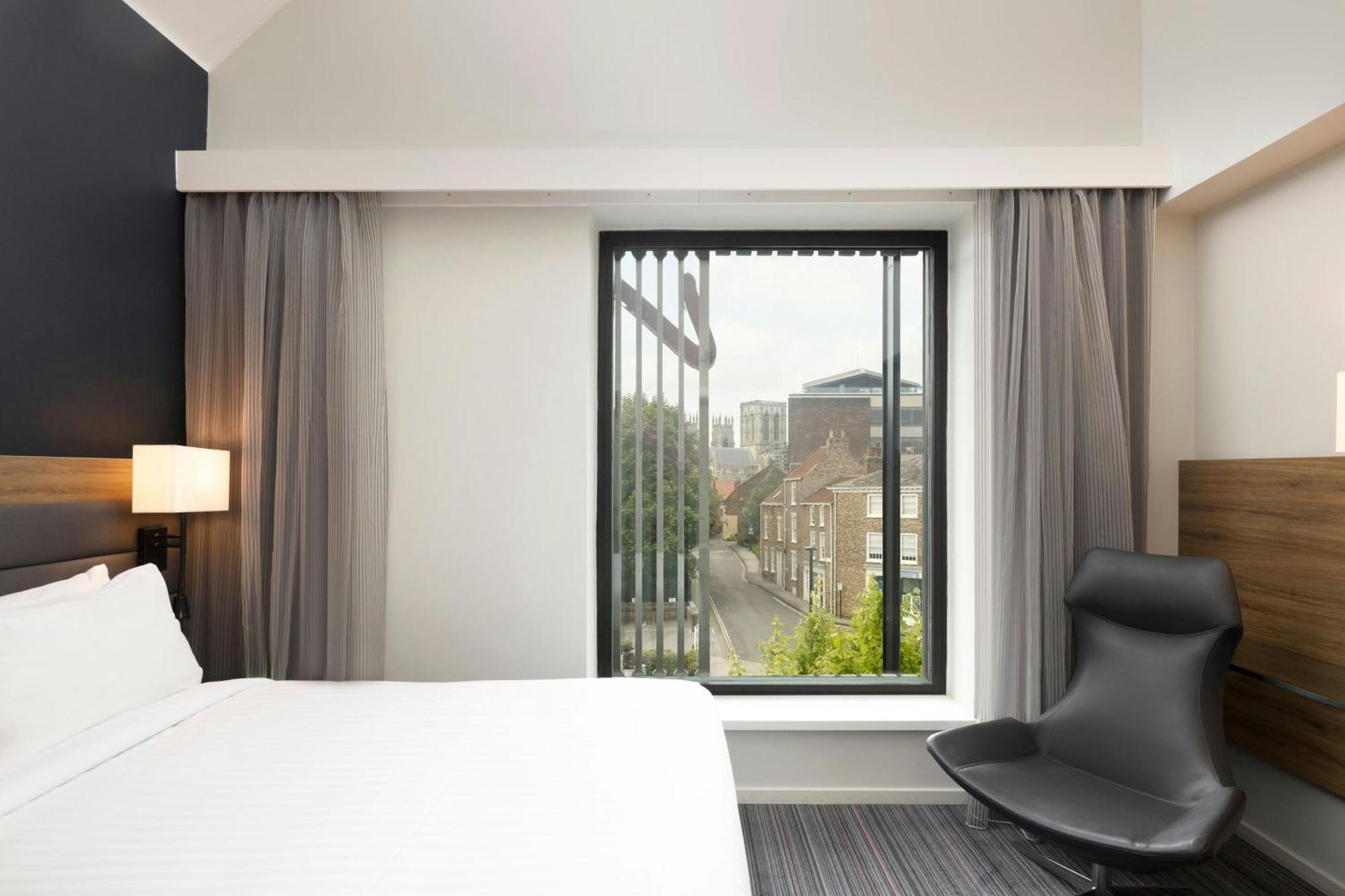 Moxy Queen Room