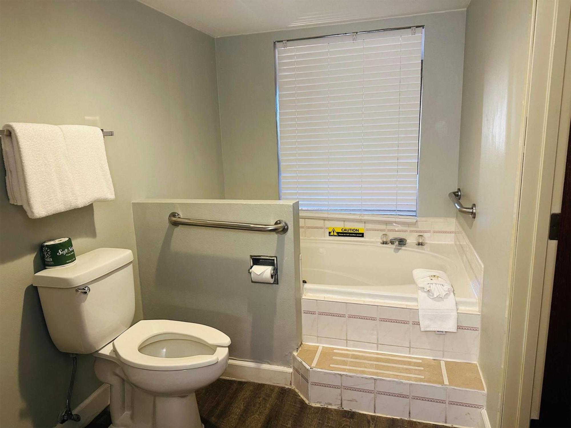 1 Queen Bed Studio Suite Non-Smoking