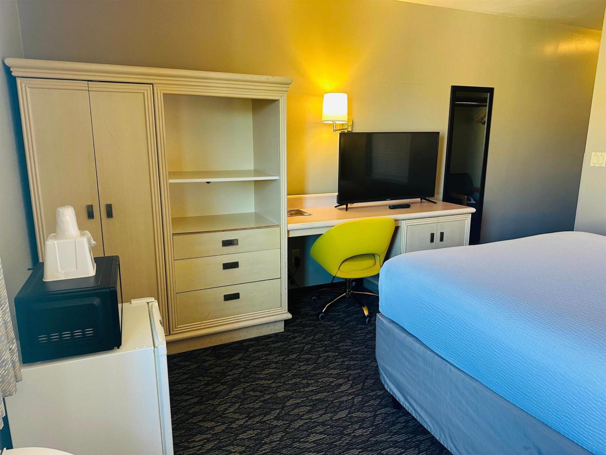 1 Queen Bed Studio Suite Non-Smoking