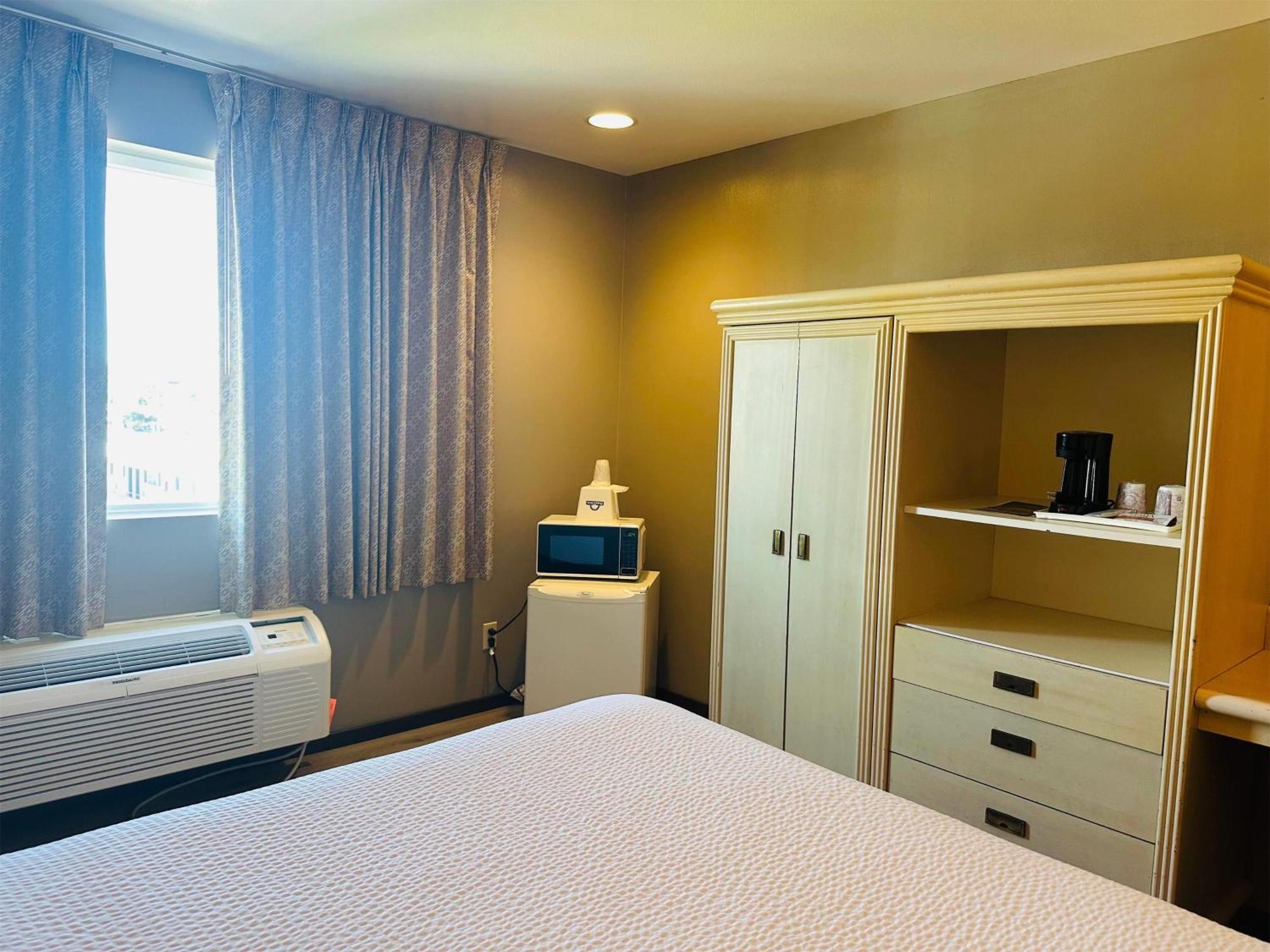 Queen Room Two Queen Beds Non-Smoking