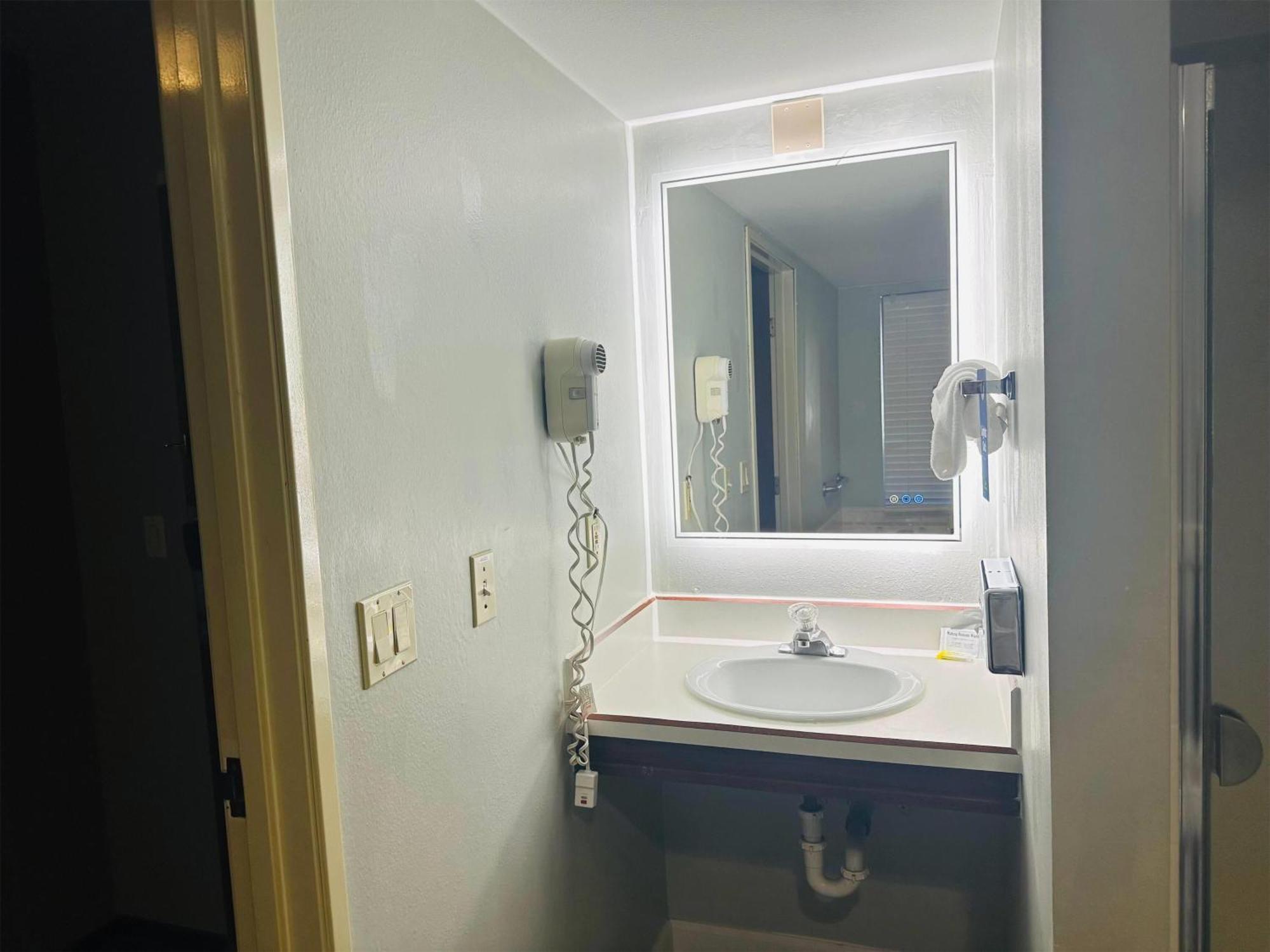 1 Queen Bed Studio Suite Non-Smoking