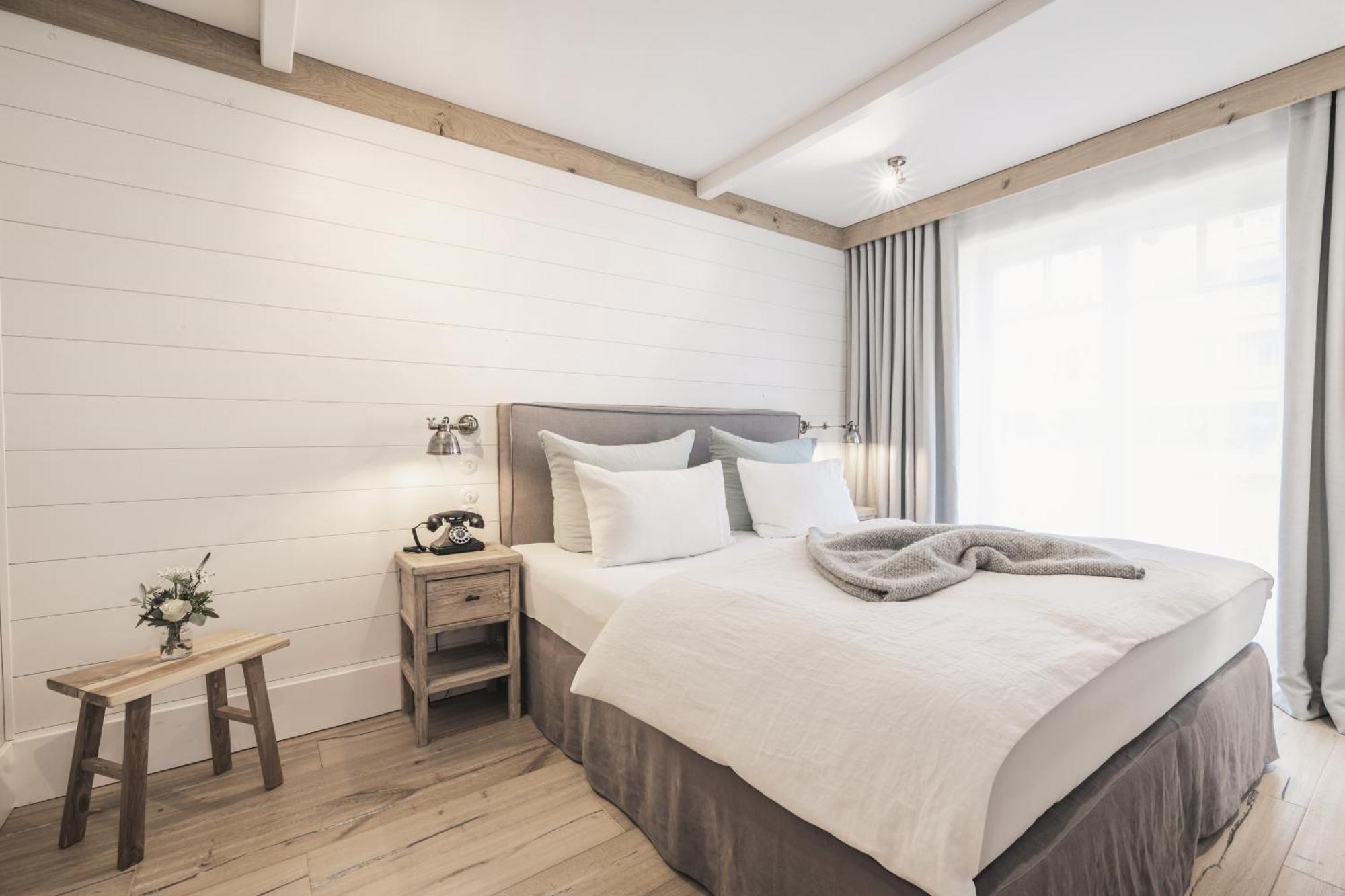 Classic room partly alcove bed