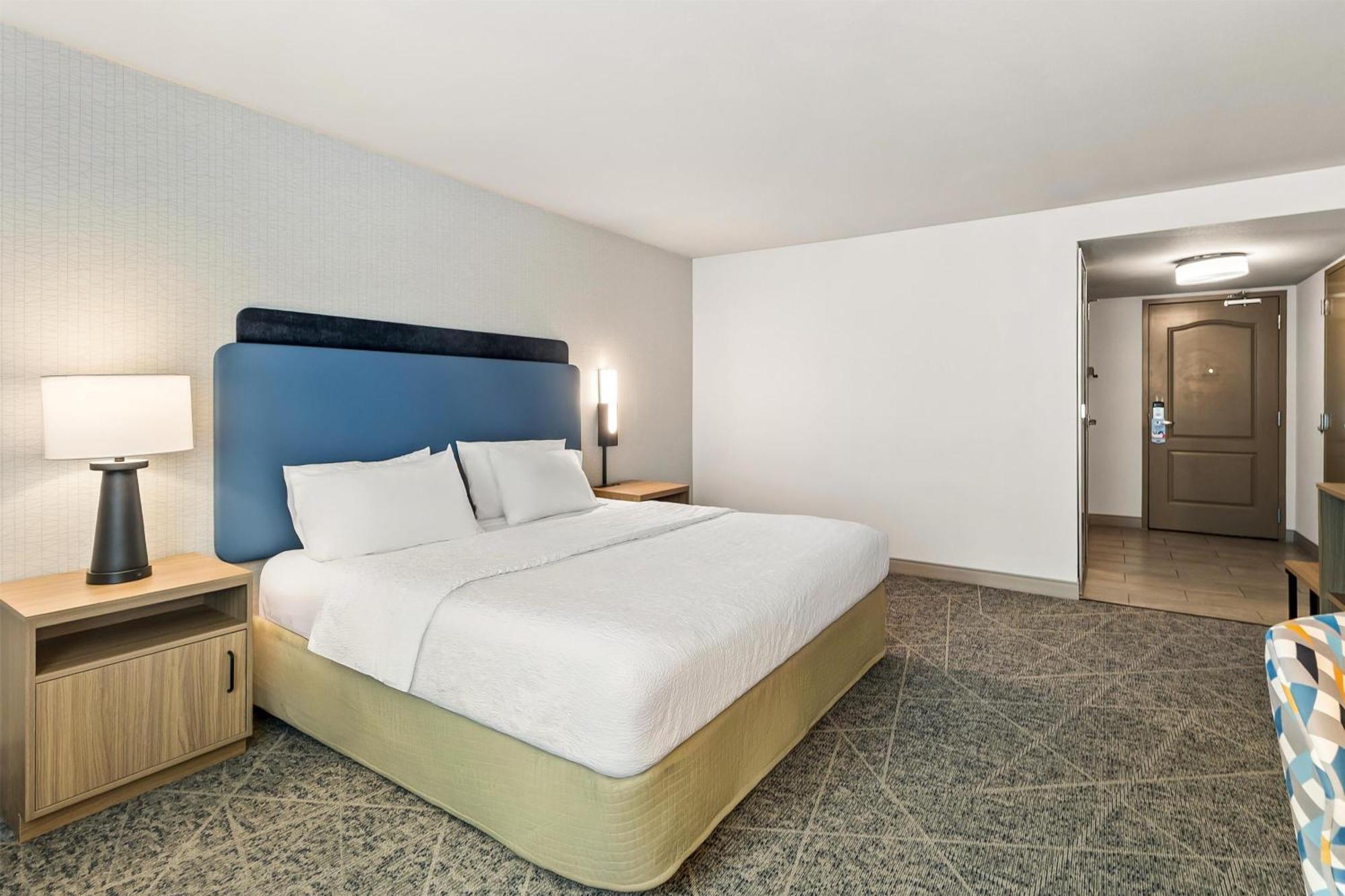 King Room Accessible Tub Mobility Hearing Access or Non-Smoking