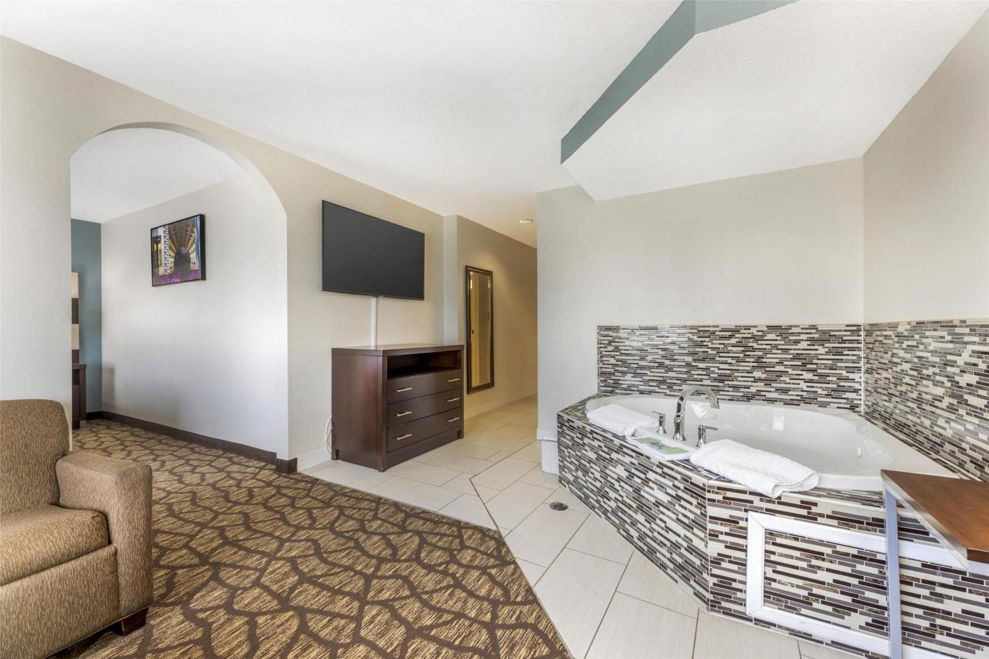 Queen Suite Spa Bath Non-Smoking