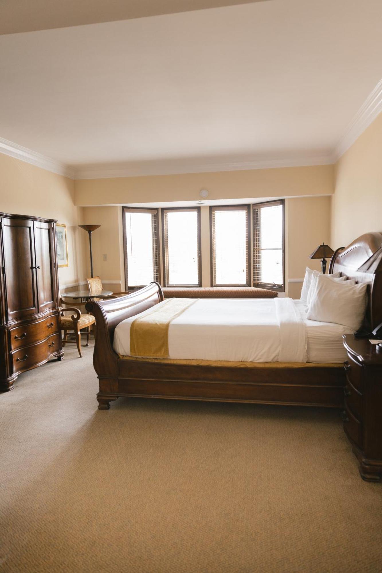 Executive Tower 1 King Bed