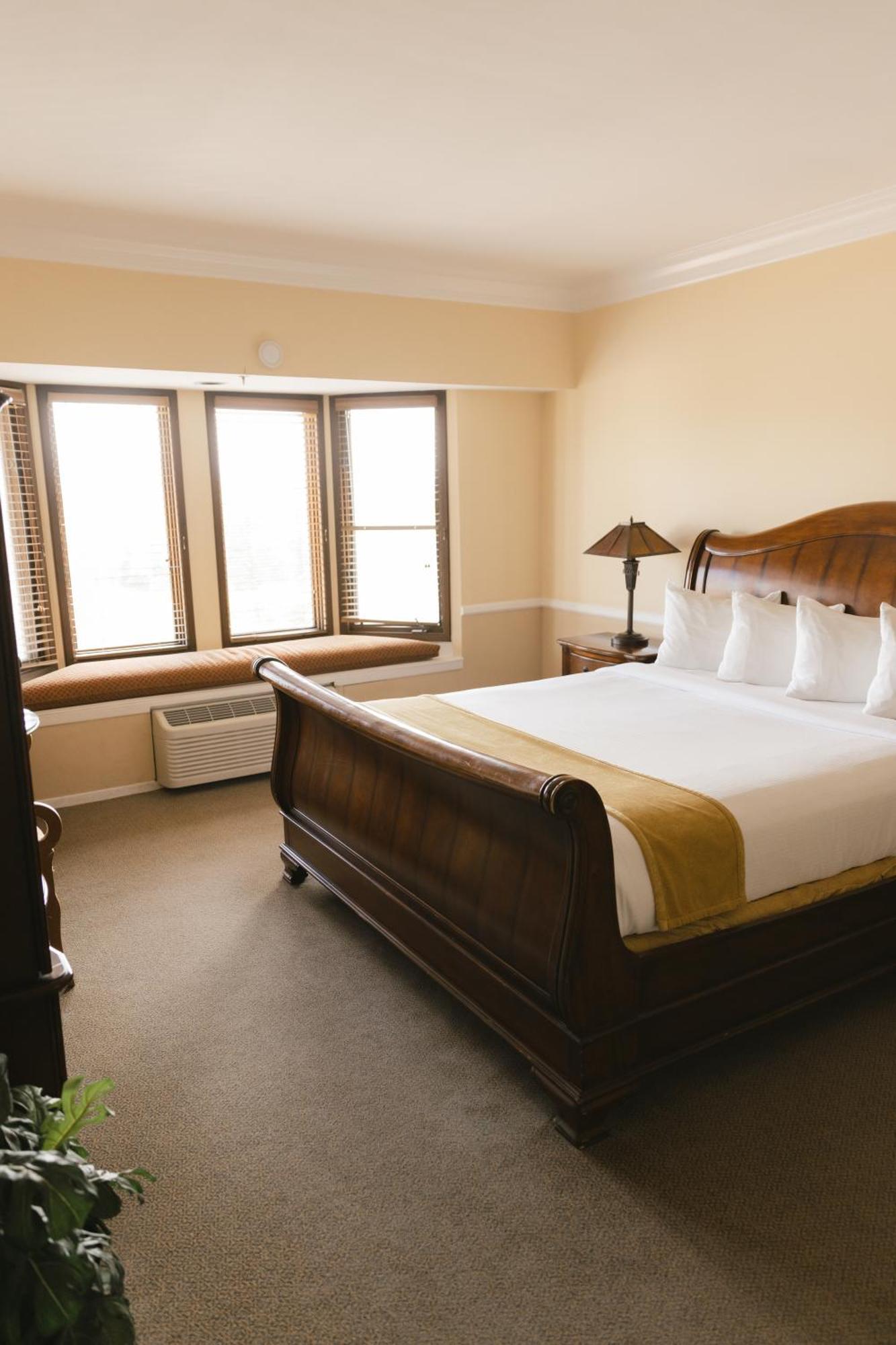 Executive Tower 1 King Bed