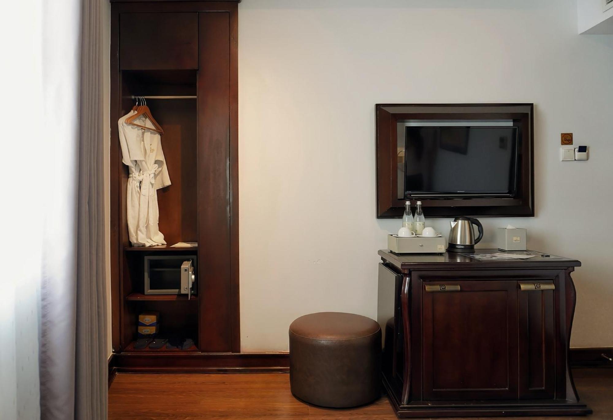 Junior Deluxe Daily Minibar & 1 time Afternoon Tea