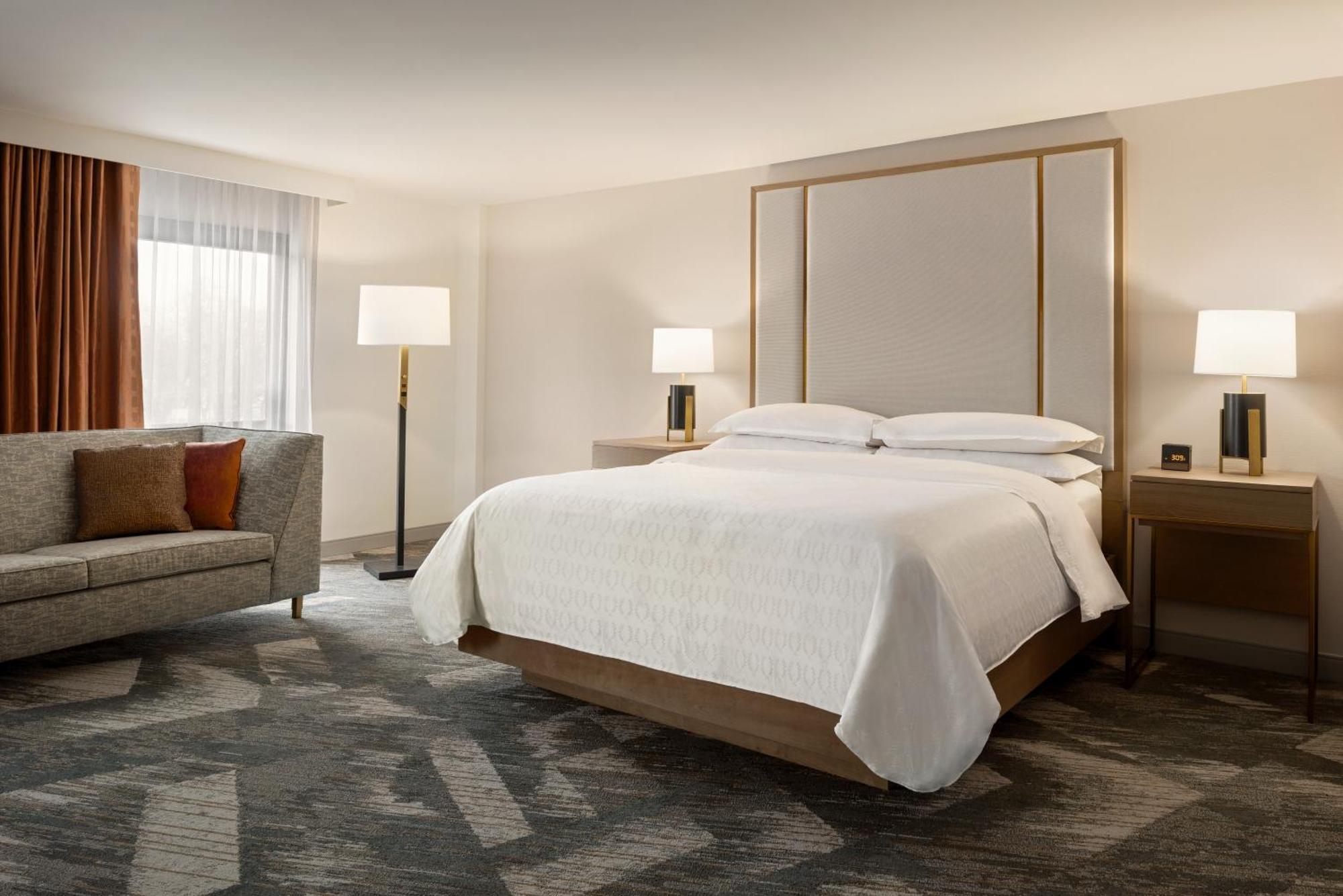Preferred Club Level King Room