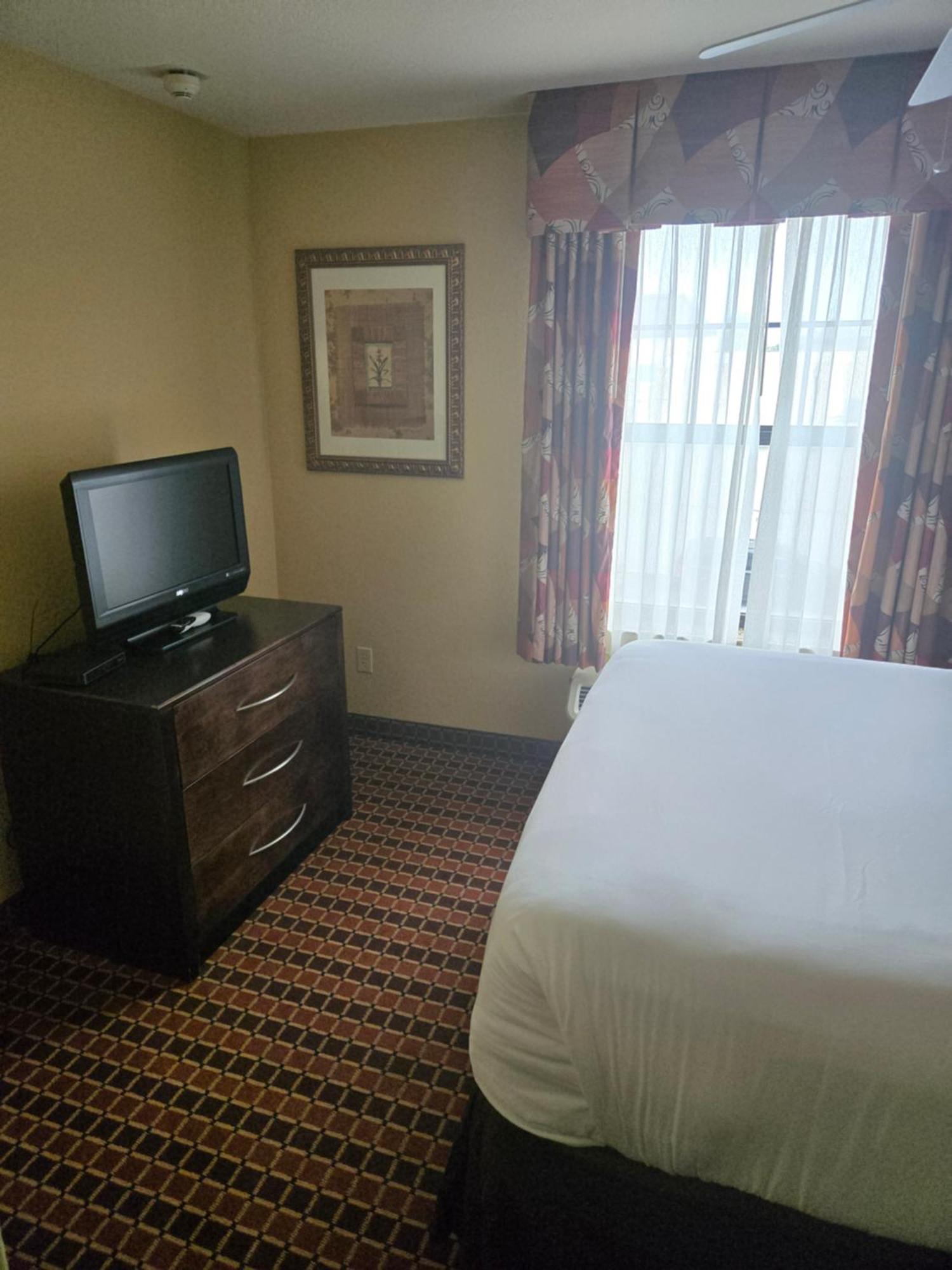 Efficiency Queen Suite Accessible or Non-Smoking
