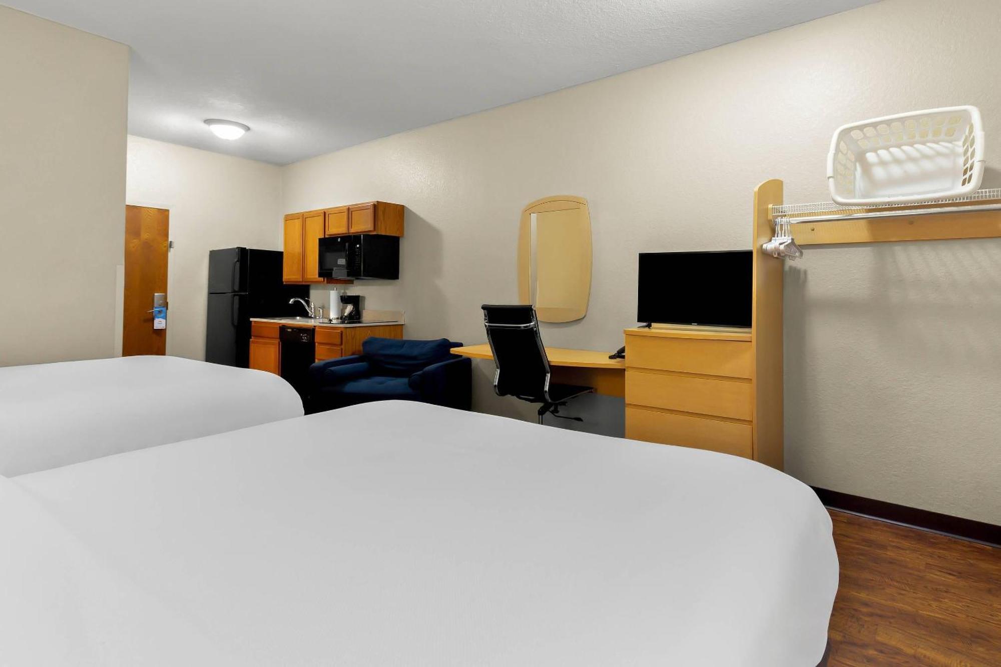 Quadruple Room with Two Queen Beds and Dishwasher - Non Smoking